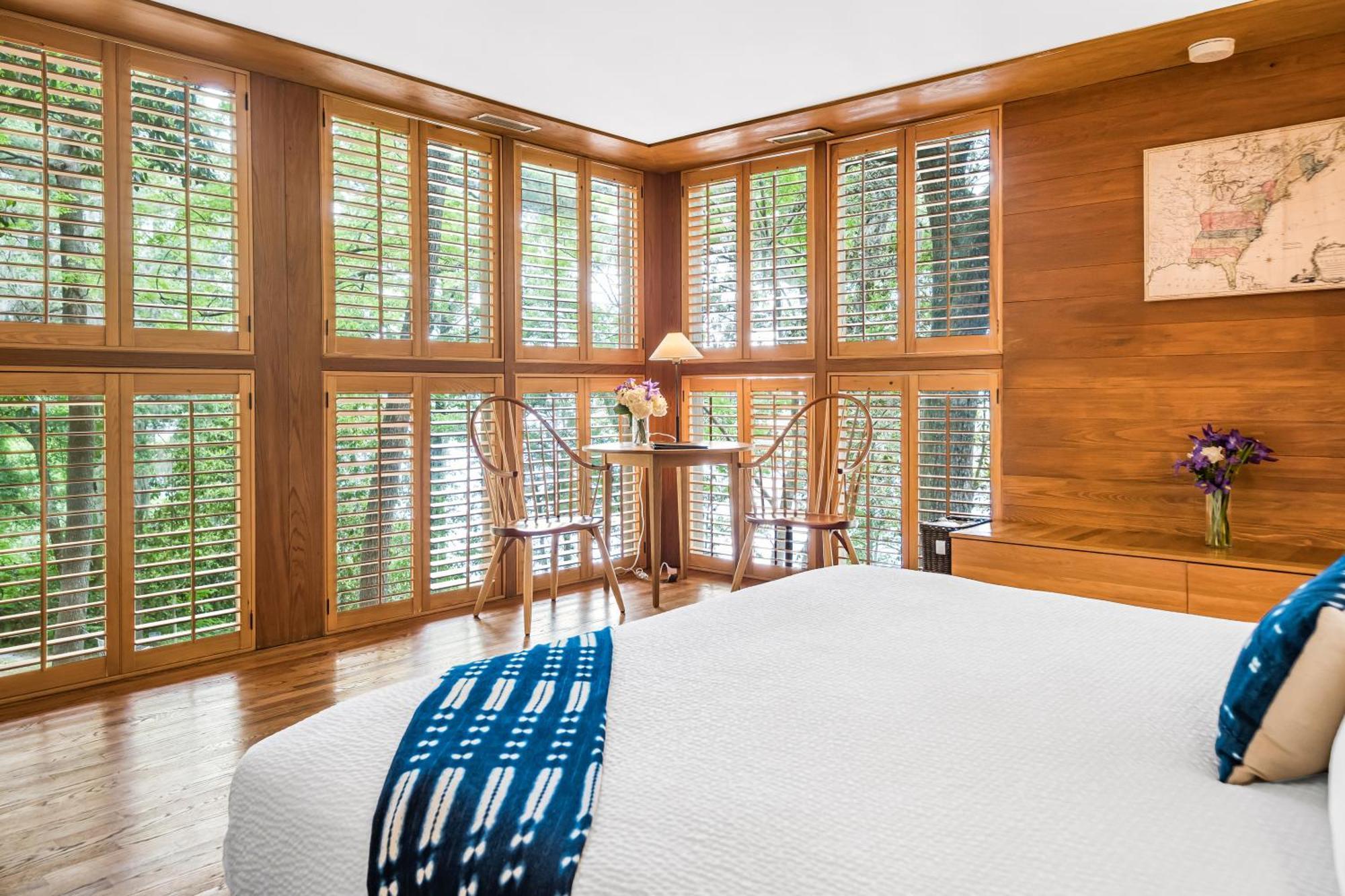 Deluxe Queen Room