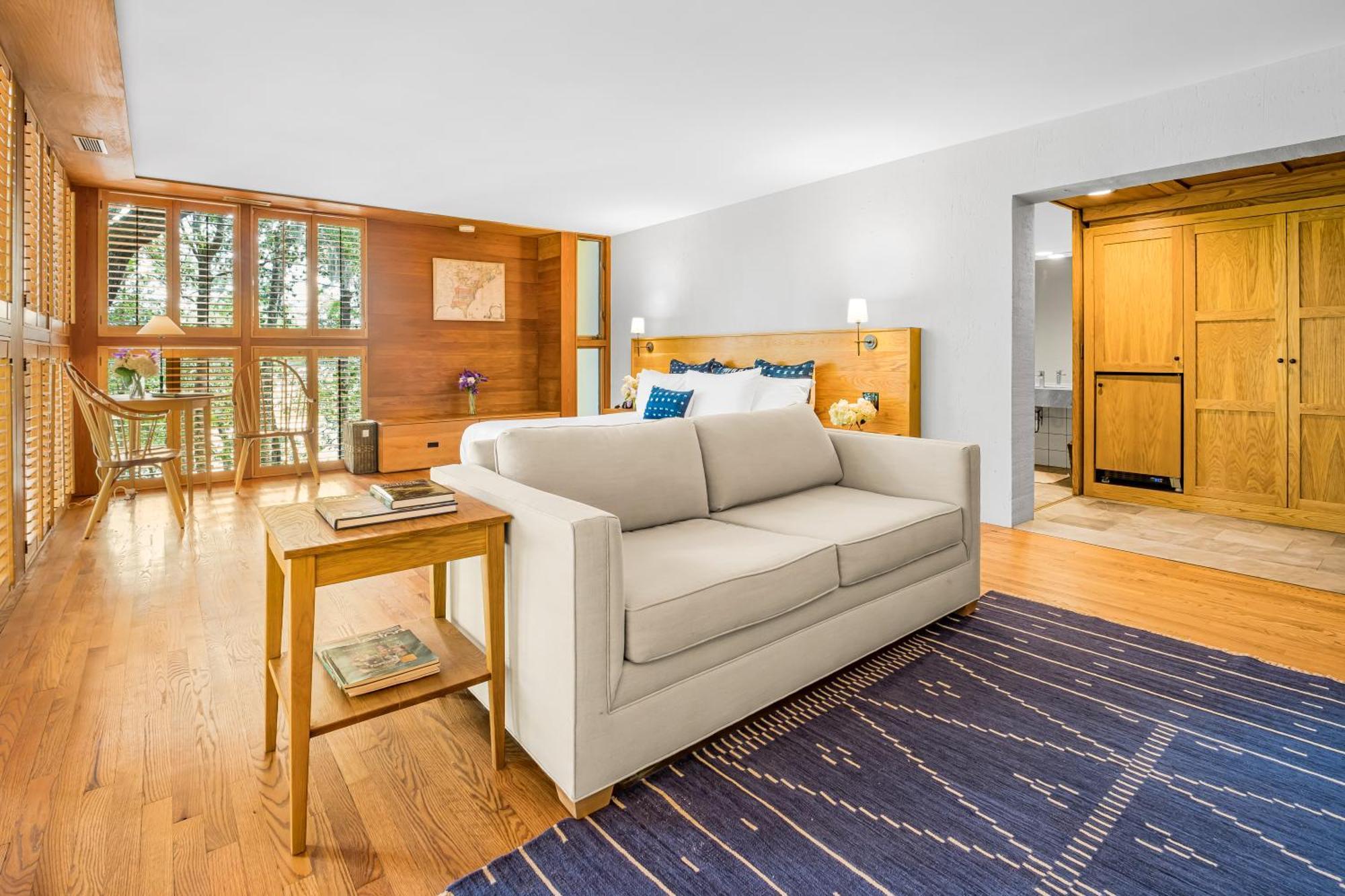 Deluxe Queen Room