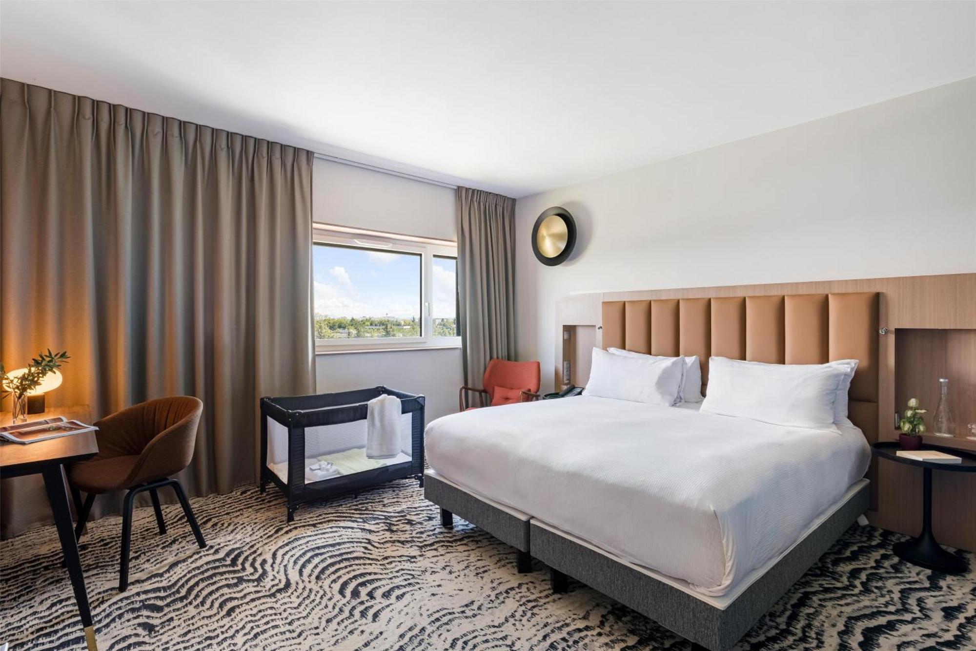 Superior King Room Lake View