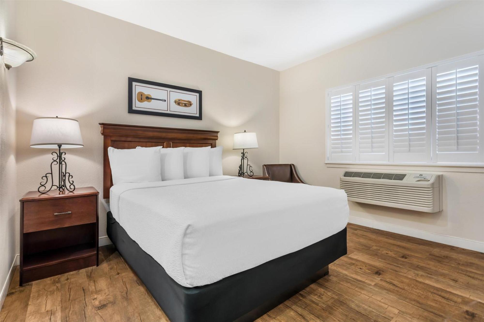 Two-Bedroom Suite One King One Queen Bed Non-Smoking,1697918587:JPEG