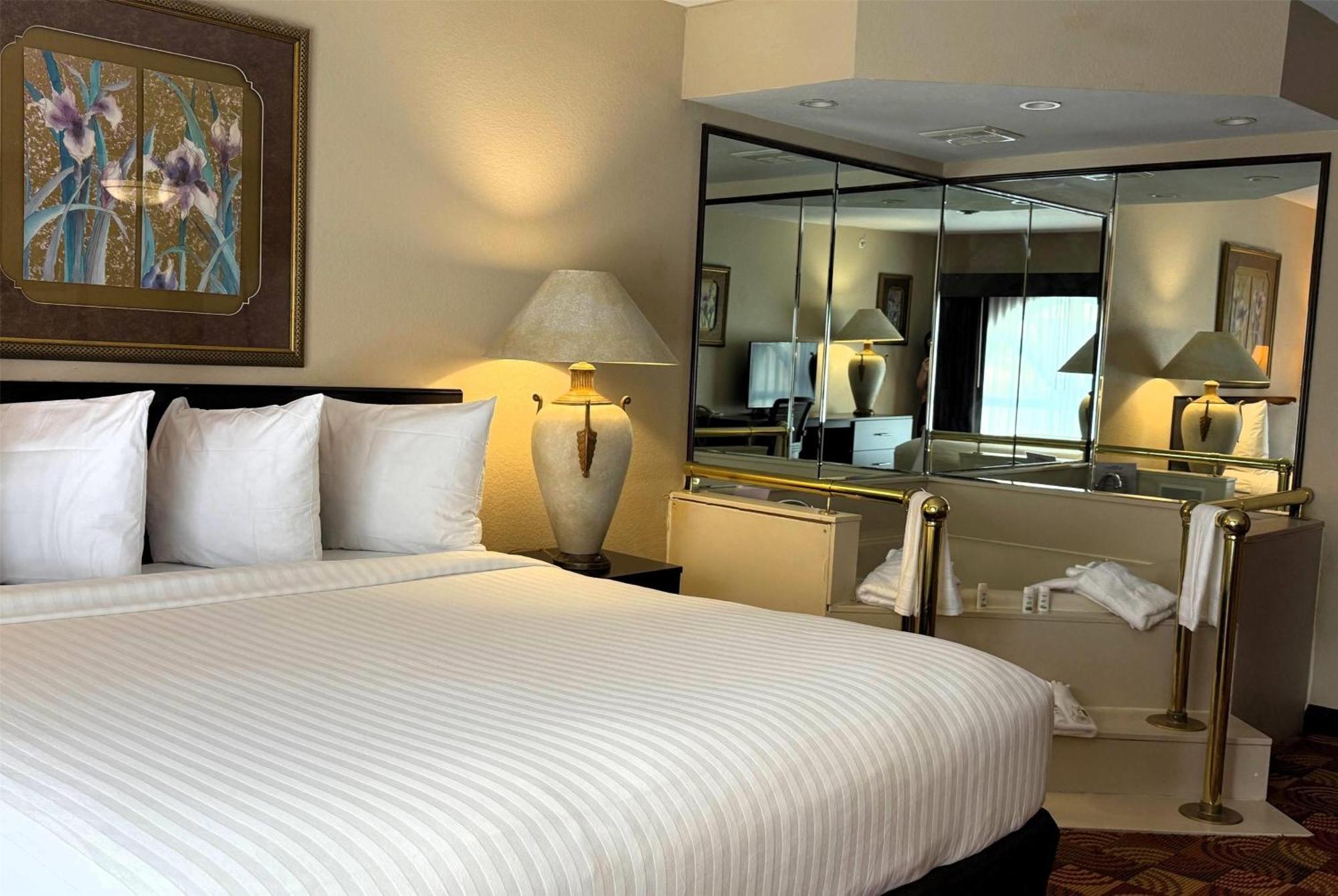 Presidential King Suite Jettet Tub Non-Smoking