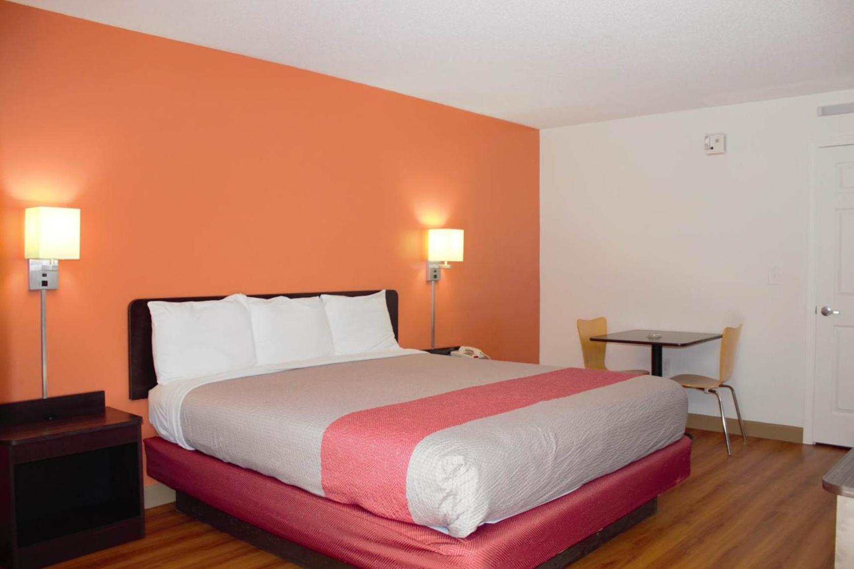 Deluxe King Room - Non-Smoking