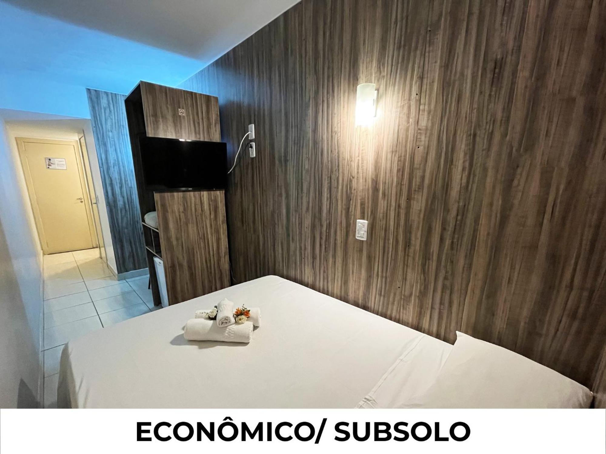 Quarto Casal Econômico no Subsolo — 12 m²