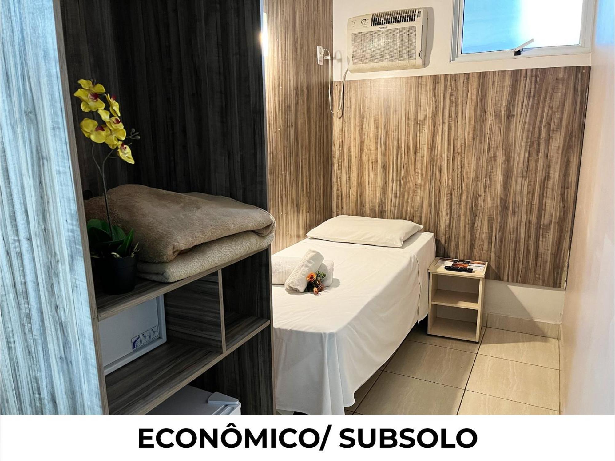 Quarto Duplo Econômico no Subsolo — 12 m²
