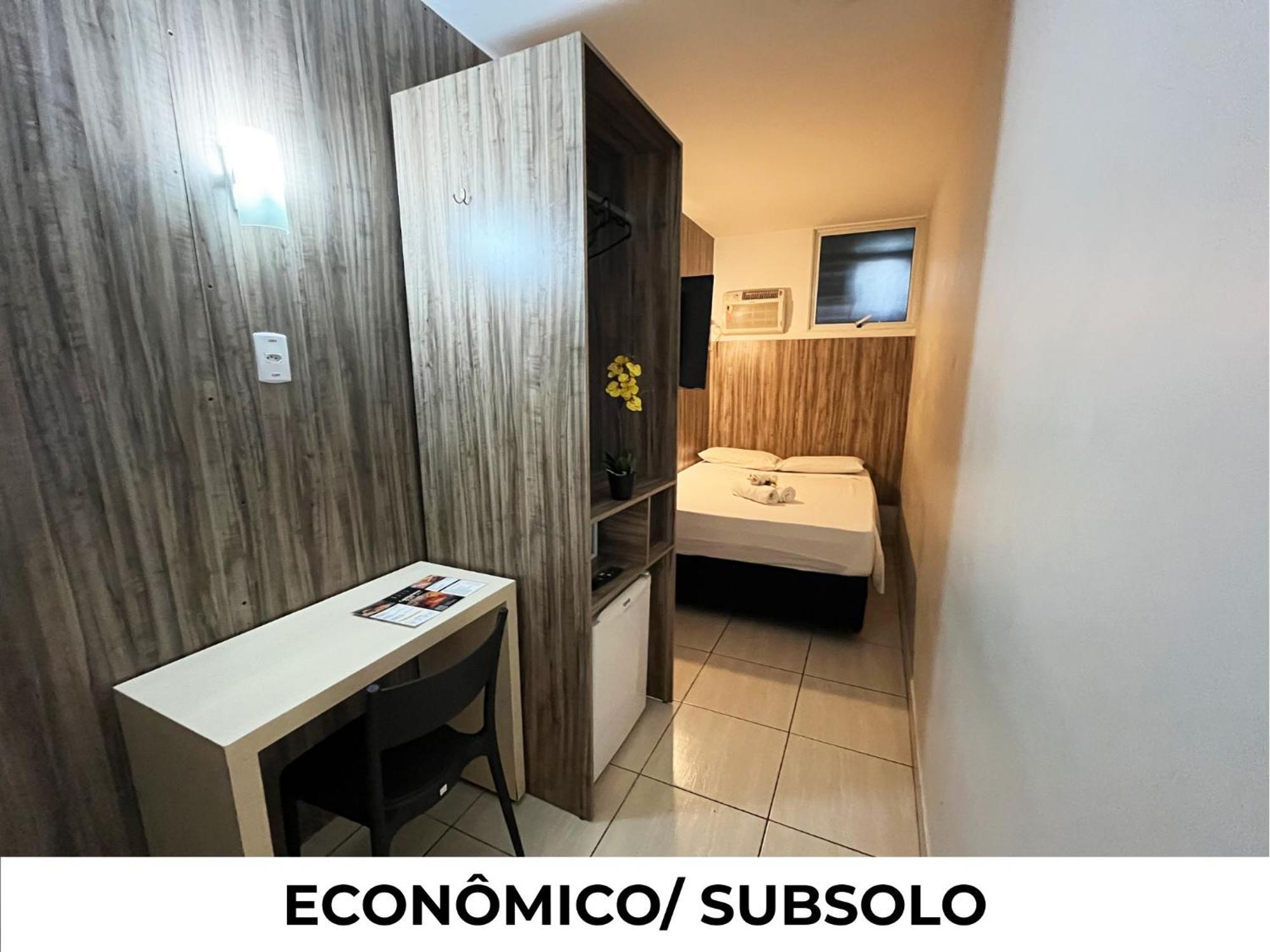 Quarto Casal Econômico no Subsolo — 12 m²