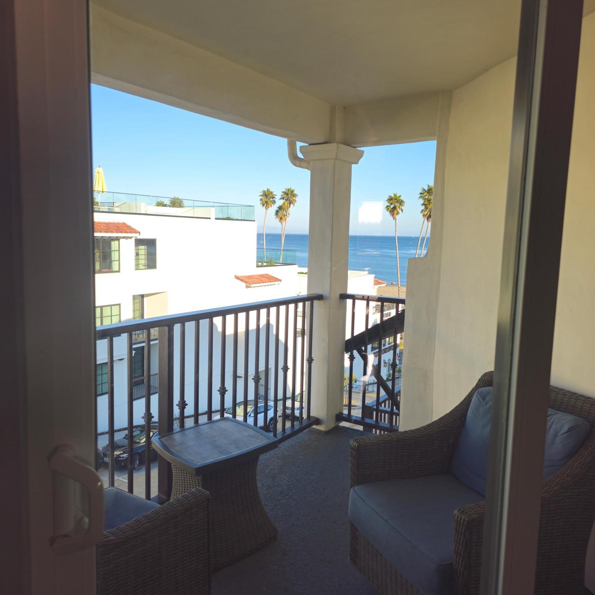 Partial Ocean View King Bed Private Balcony