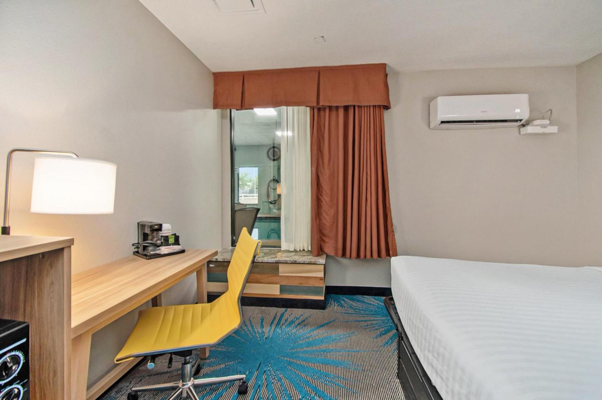 Queen Room Two Queen Beds Non-Smoking