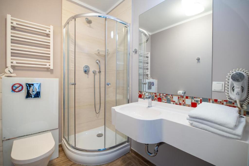 Single Room Bathroom,1555031098:JPEG