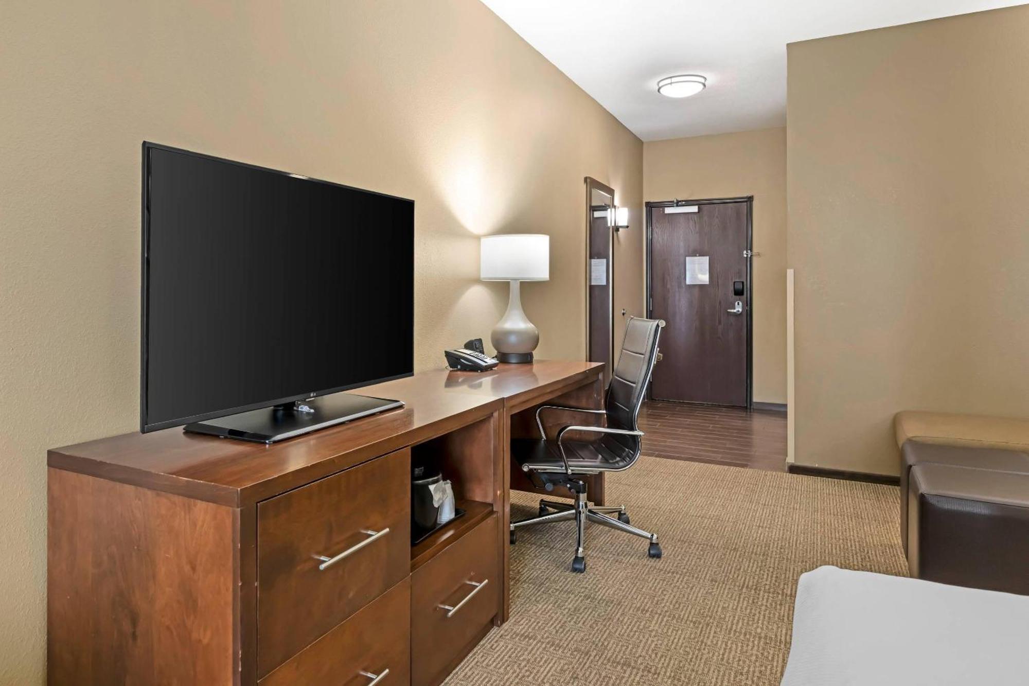 Queen Suite Two Queen Beds Sofa Bed Disability Access Non-Smoking