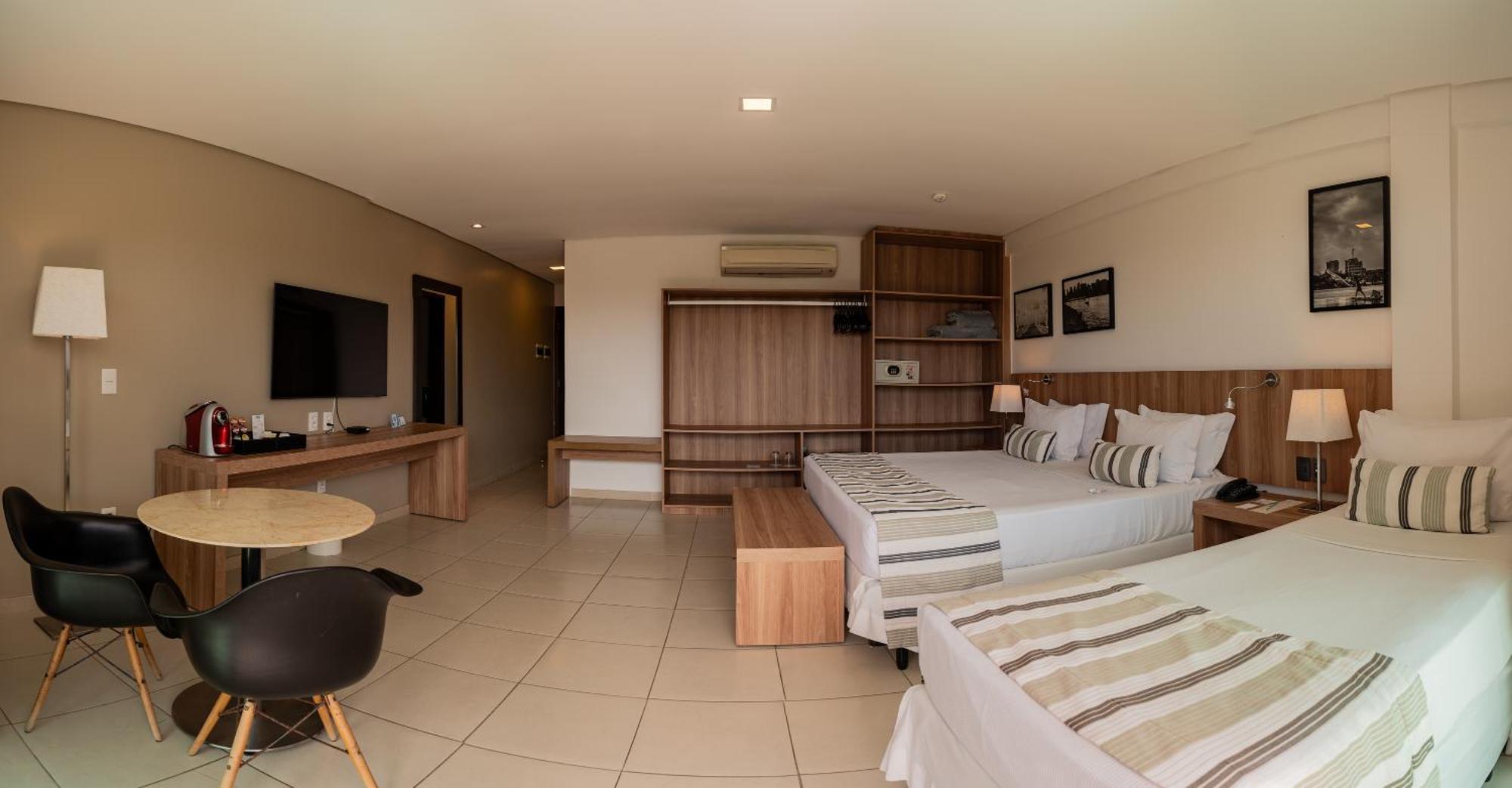 Quarto com Cama King-size e Vista da Piscina