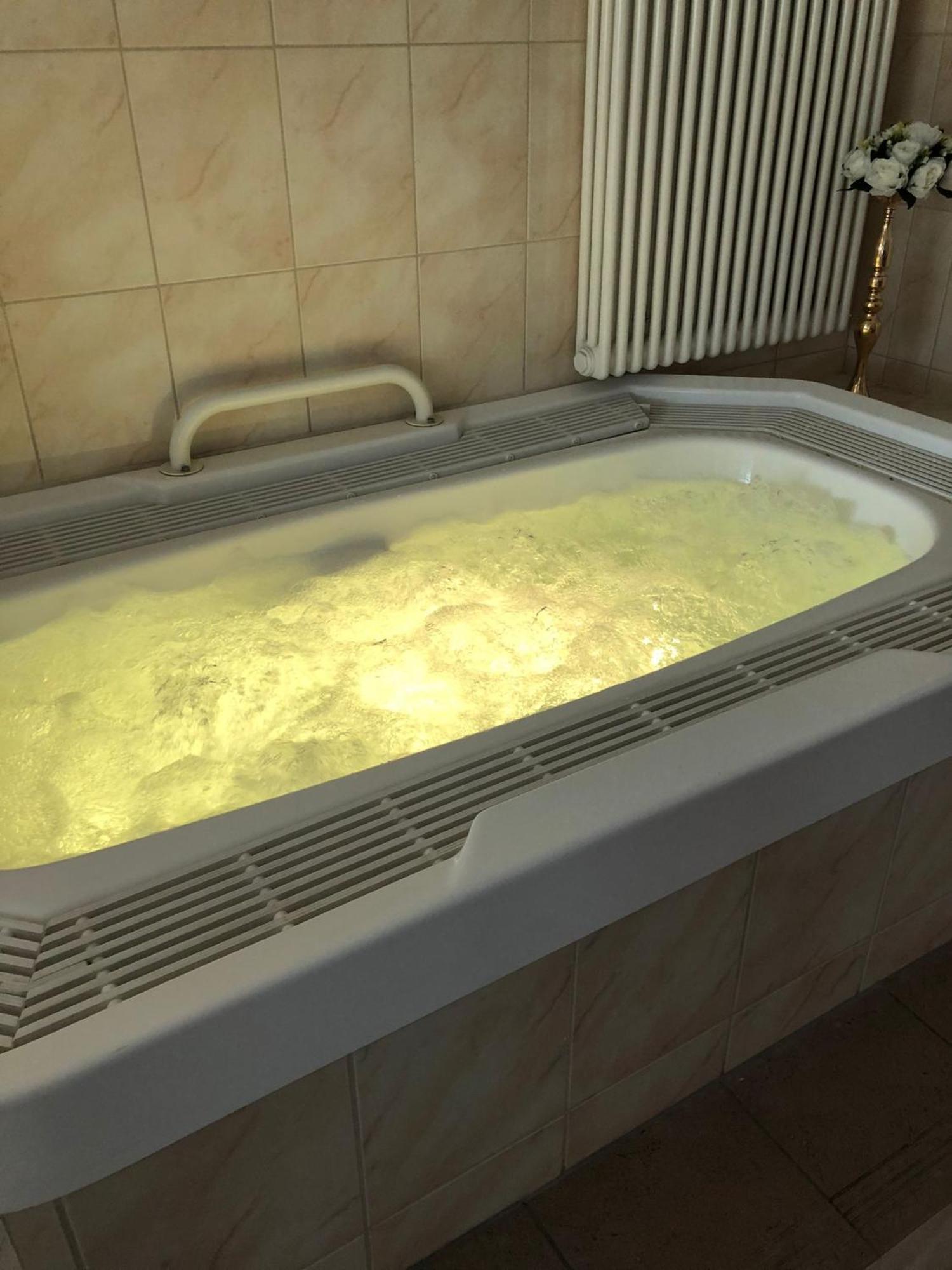 Suite Hot Tub,1698317782:JPEG
