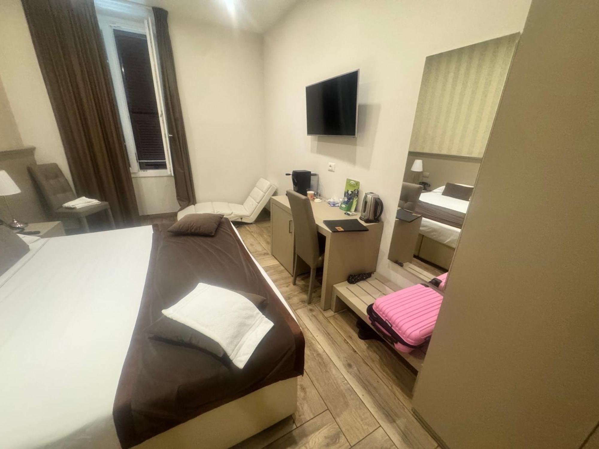 Deluxe Double Room,1698354169:JPEG