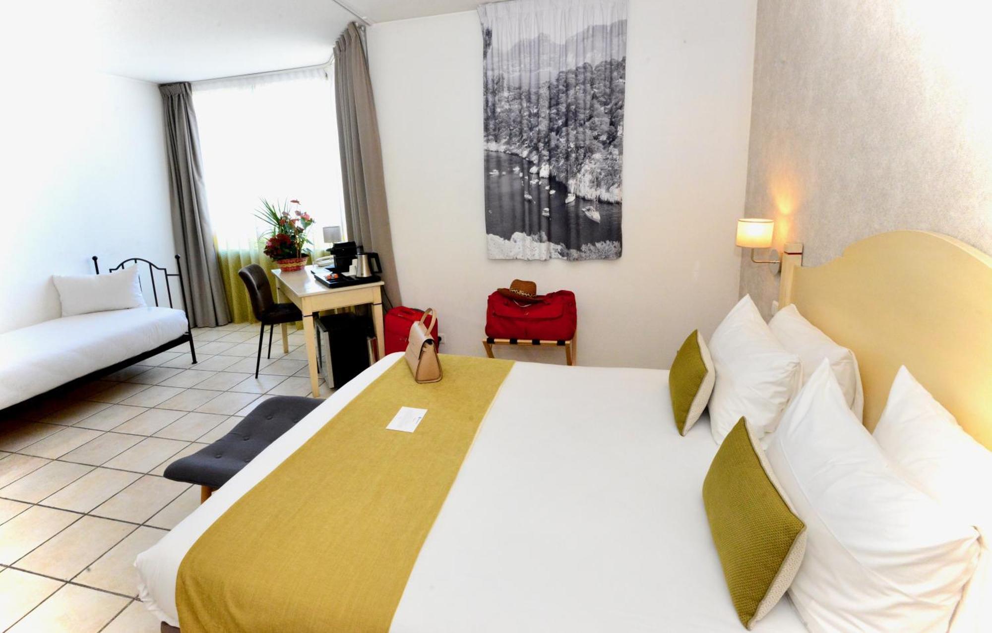 Family Queen Room Single Bed