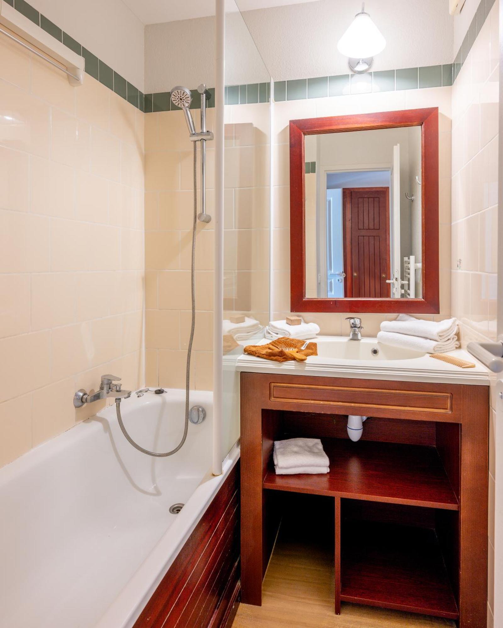 Superior One-Bedroom Apartment Sleeping Alcove Terrace or Balcony,1698846459:JPEG