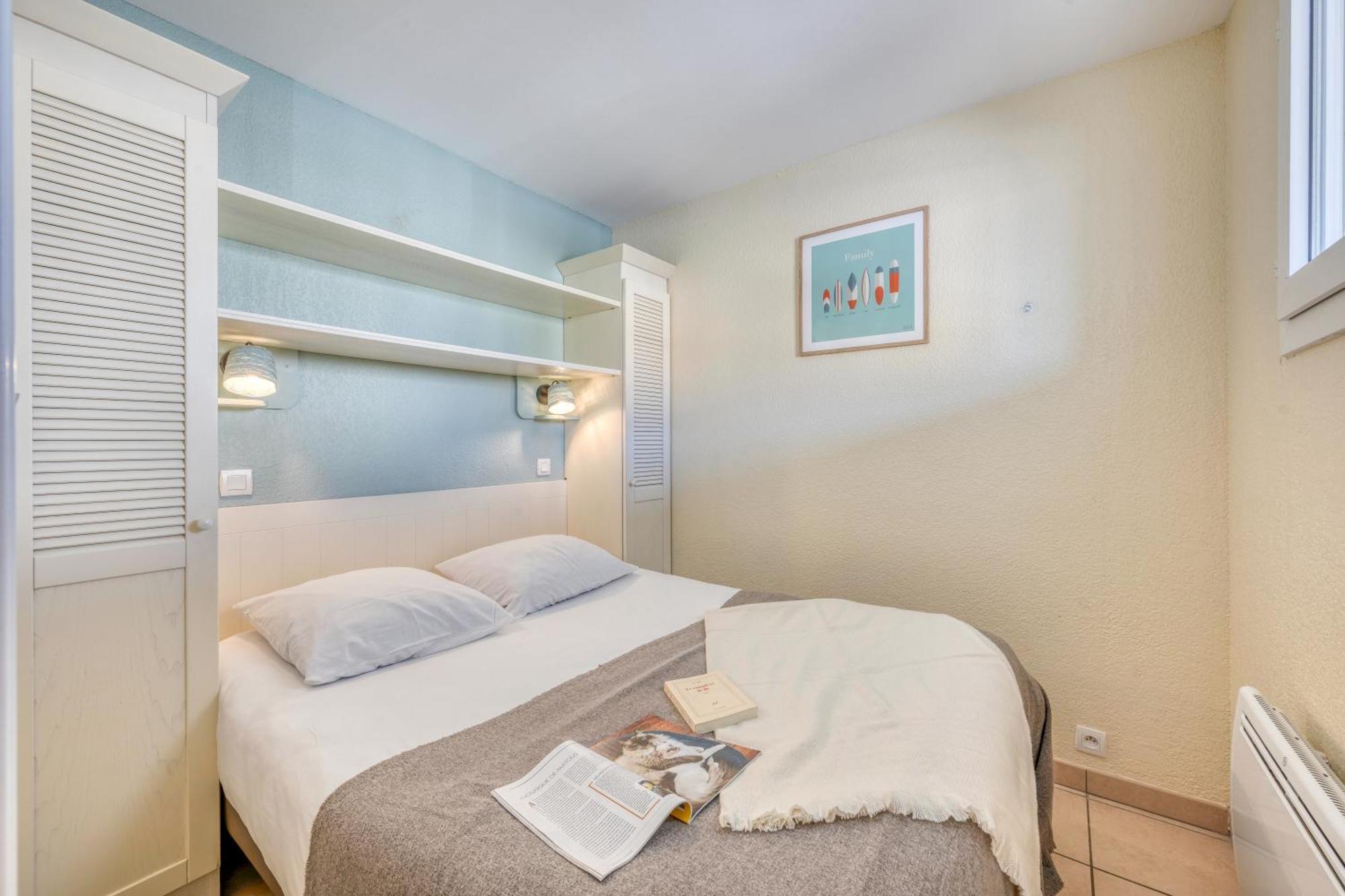 One-Bedroom Apartment Terrace or Balcony Street View