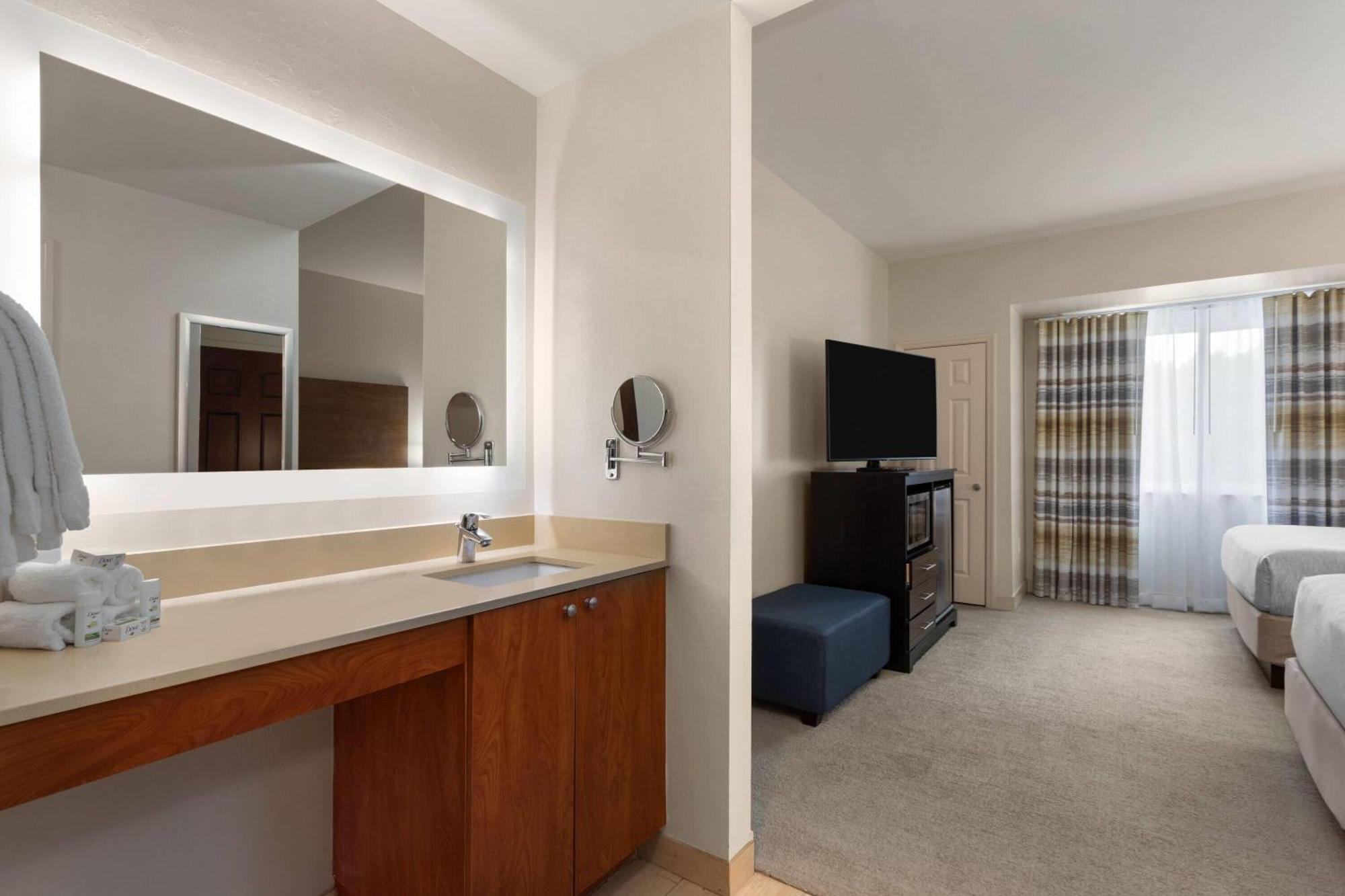 Queen Room Two Queen Beds Pool View Non-Smoking