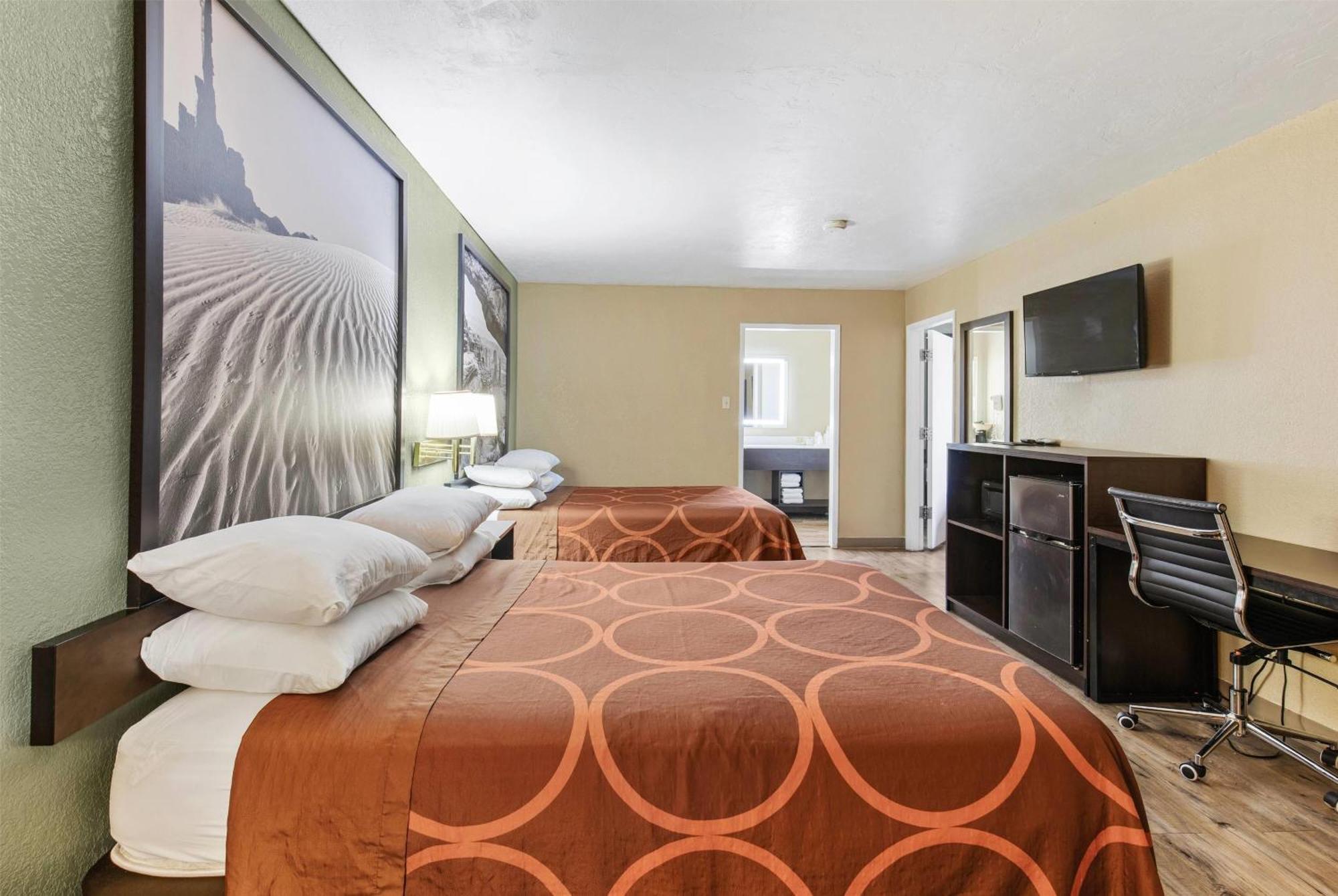 Deluxe Queen Suite Three Queen Beds Non-Smoking