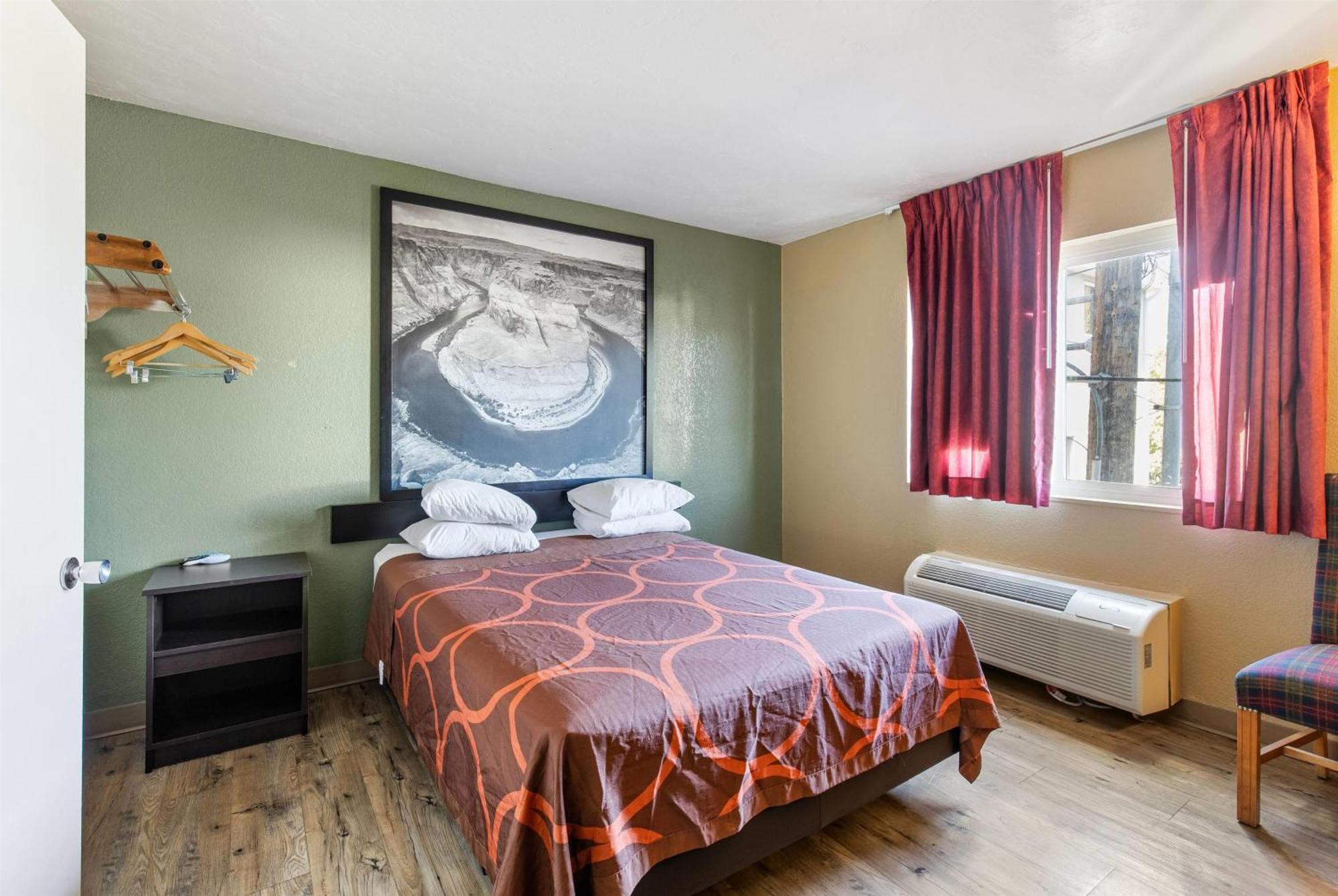 Deluxe Queen Suite Three Queen Beds Non-Smoking