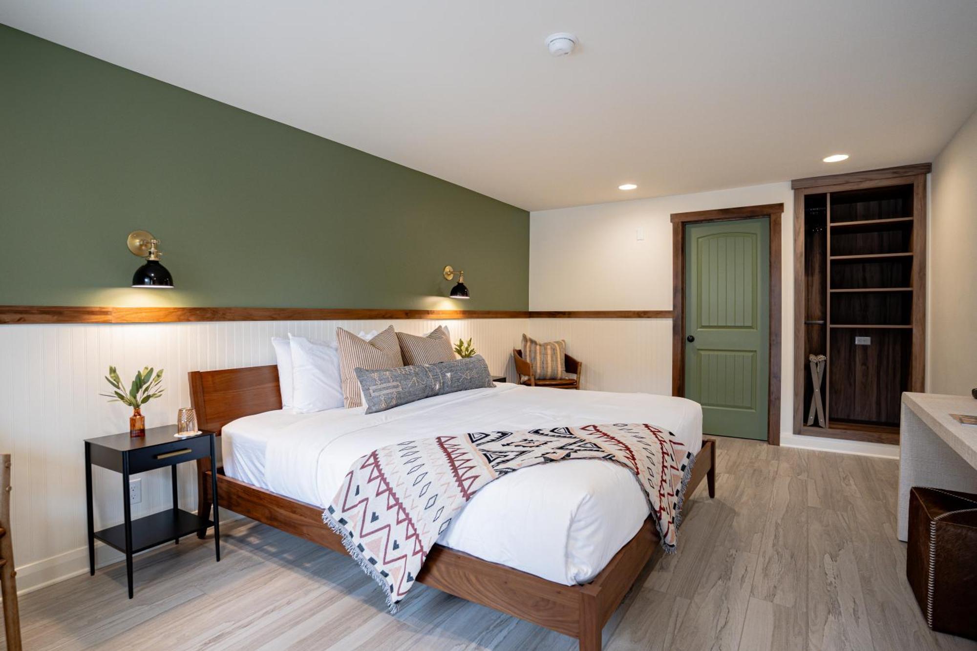 Deluxe King Room,1698916739:JPEG