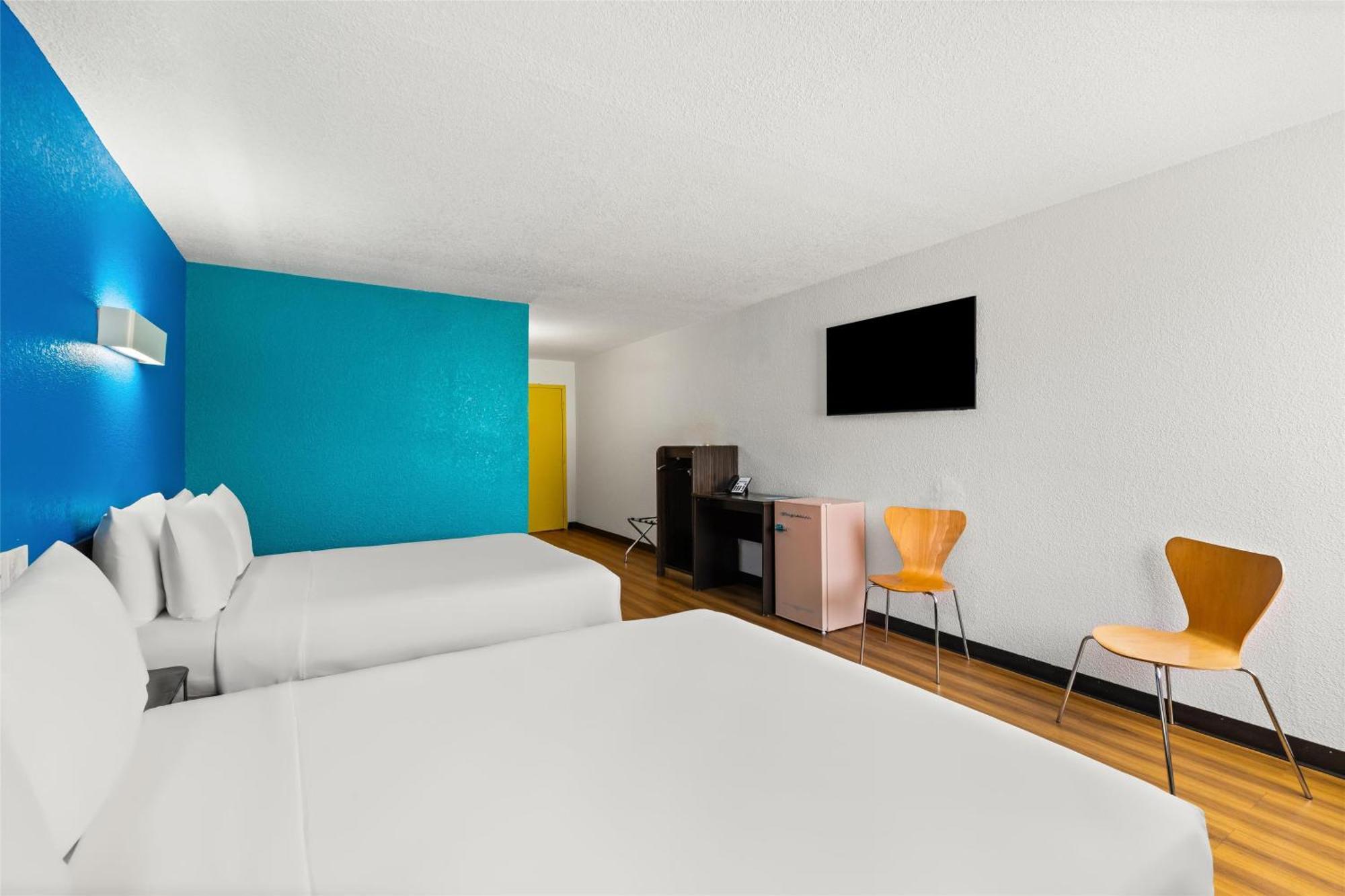 Queen Room Two Queen Beds Disability Access Roll Shower