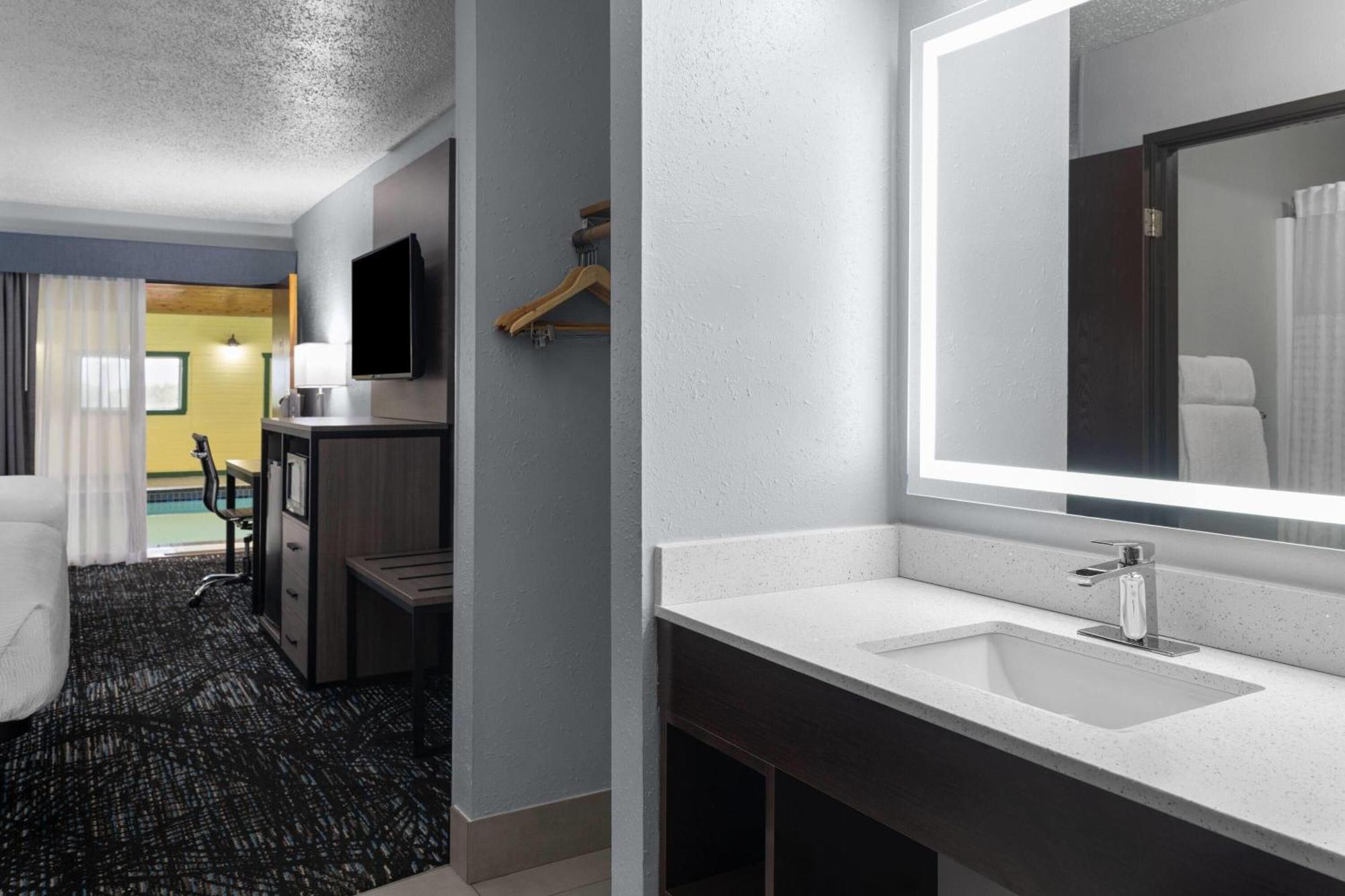 Queen Room Two Queen Beds Poolside Non-Smoking