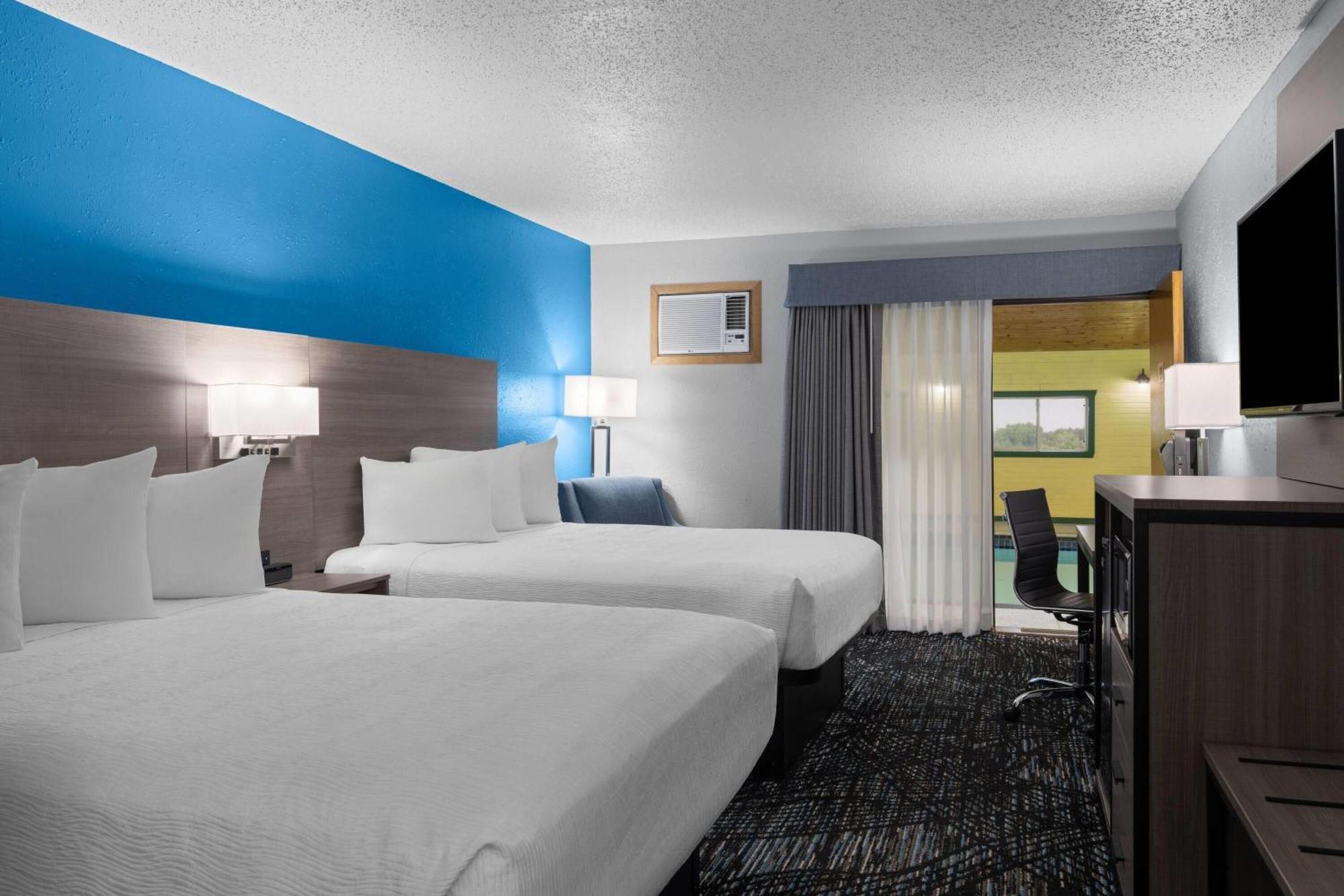 Queen Room Two Queen Beds Poolside Non-Smoking