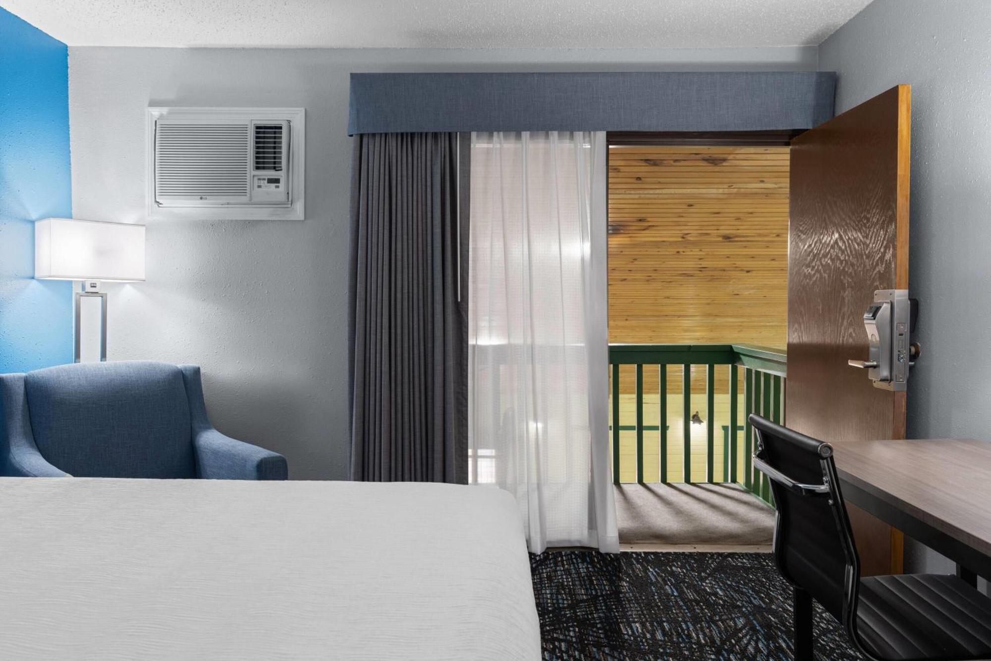 Queen Room Two Queen Beds Pool View Non-Smoking