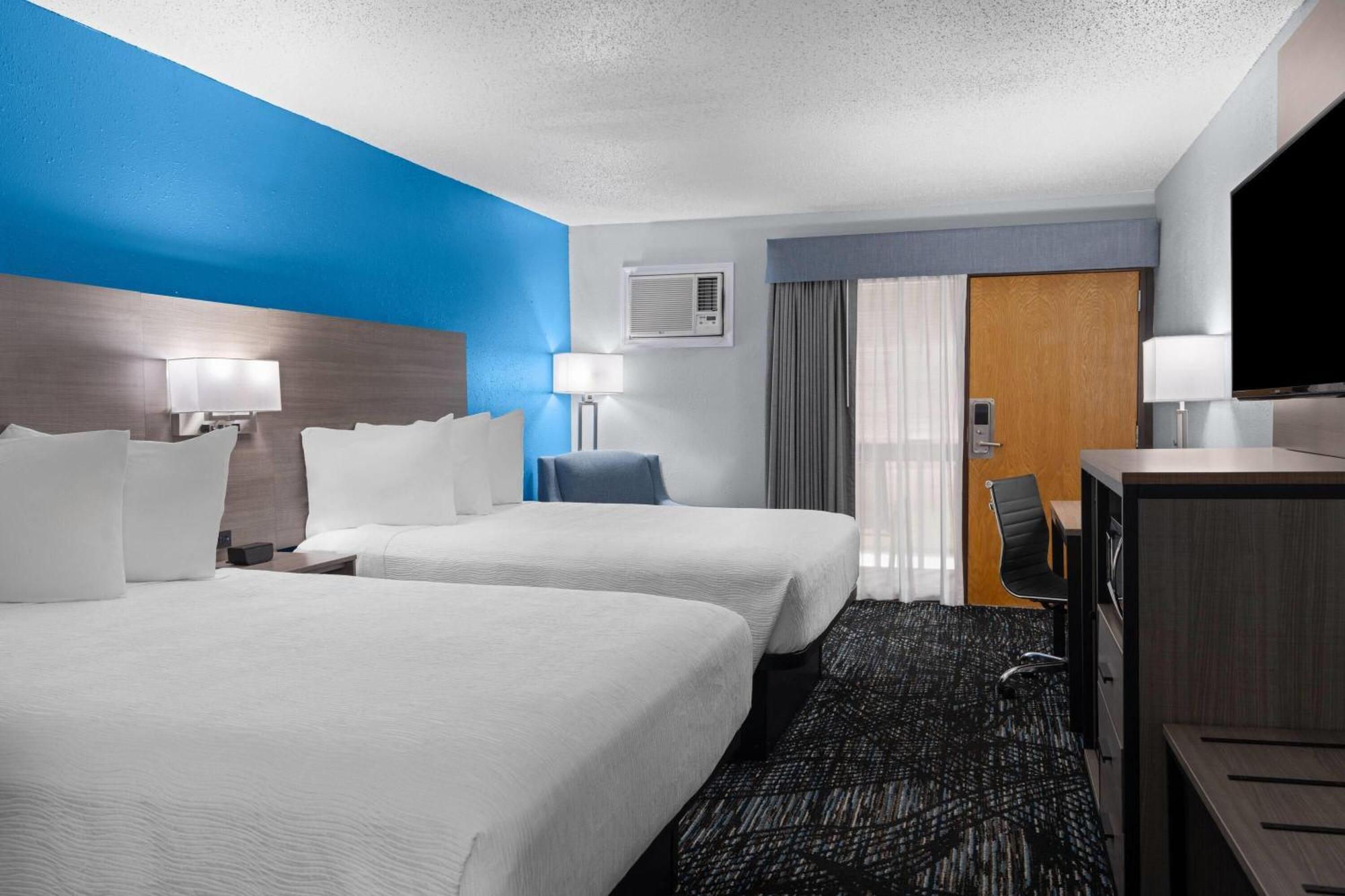 Queen Room Two Queen Beds Pool View Non-Smoking
