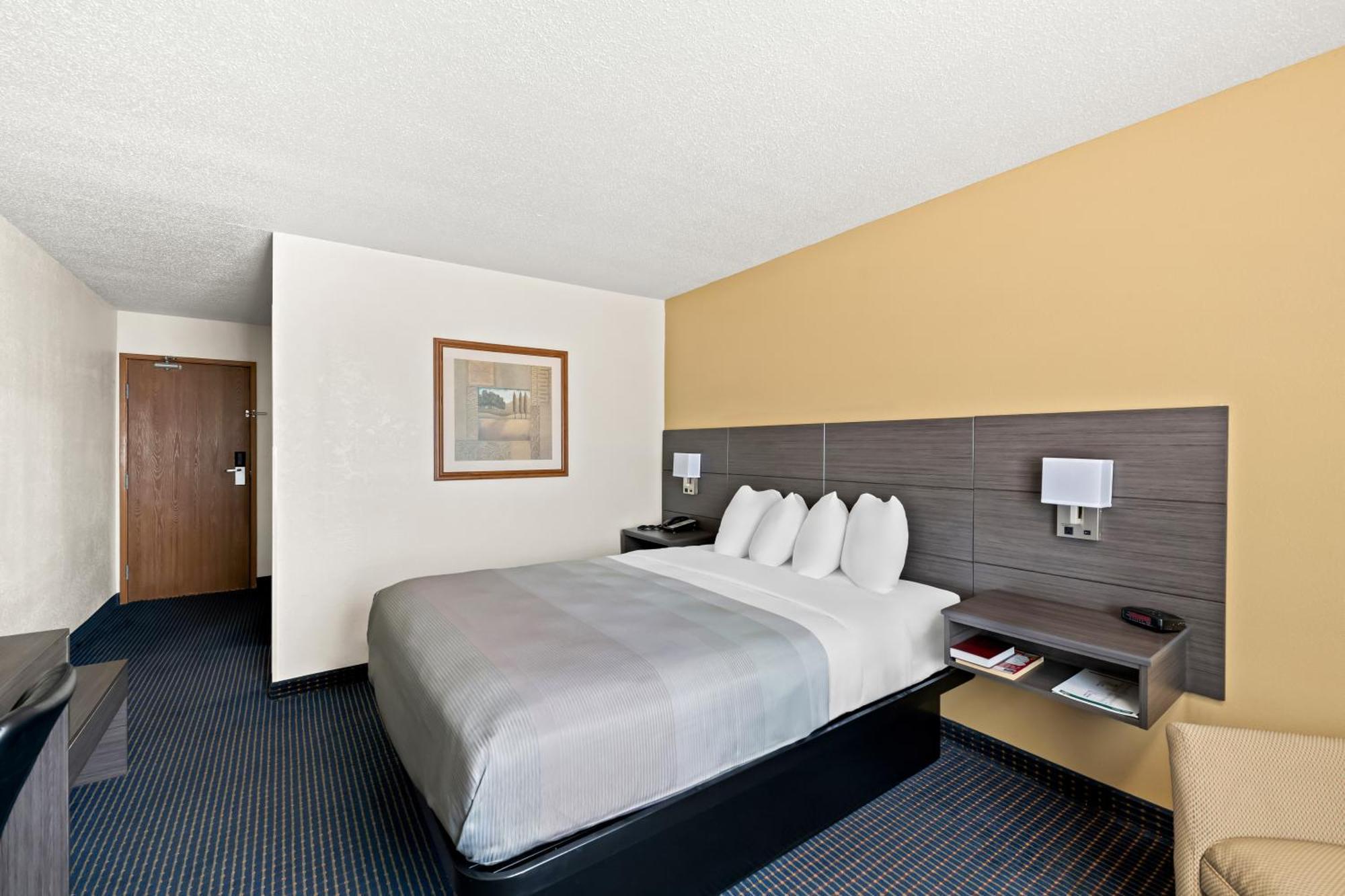 Queen Room Accessible or Nonsmoking