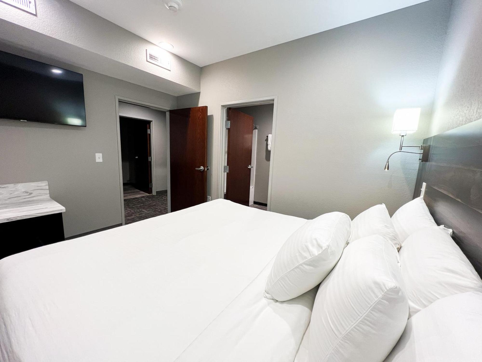 Standard Queen Room