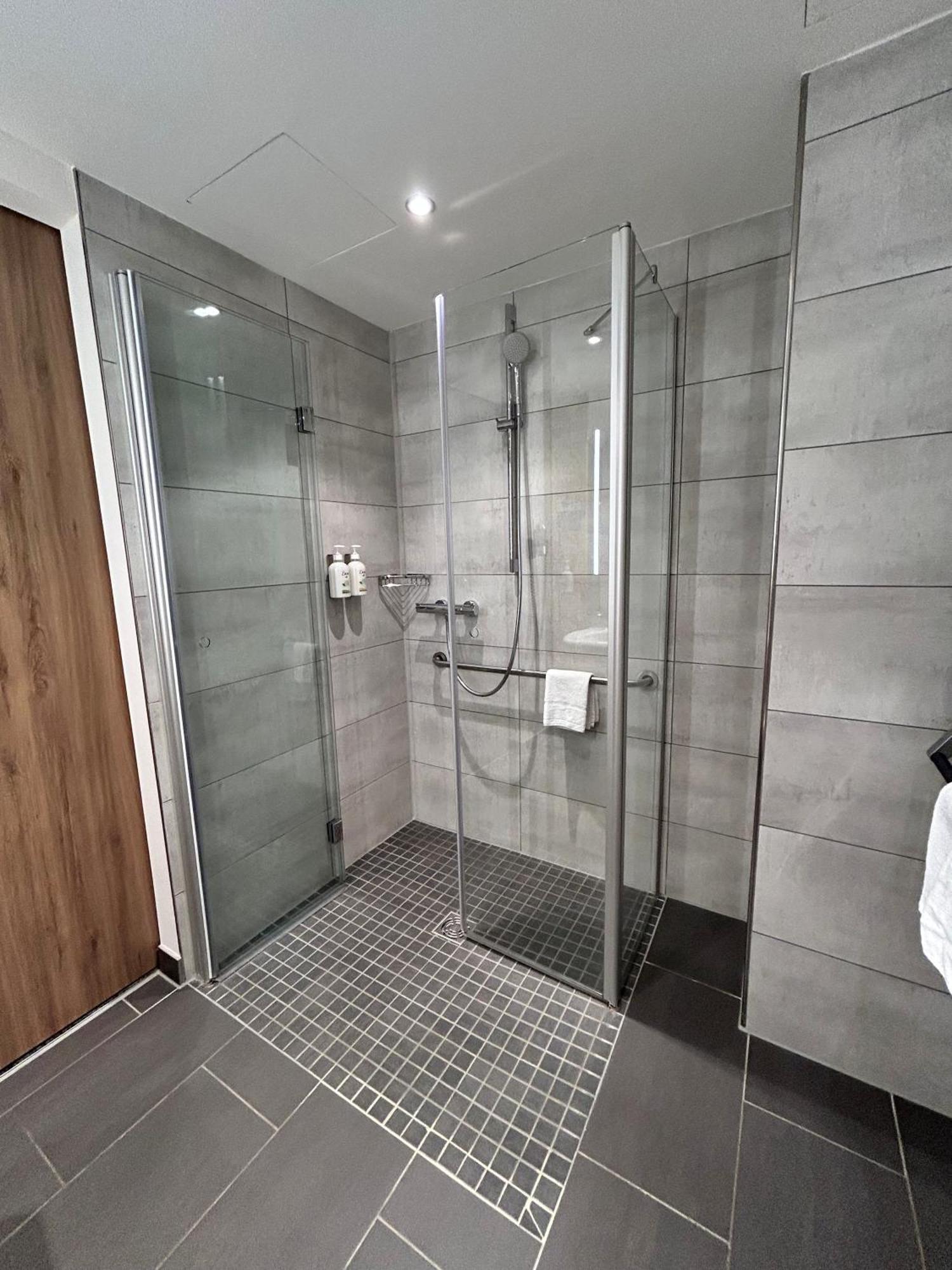 Double Room Mobility Access Roll Shower