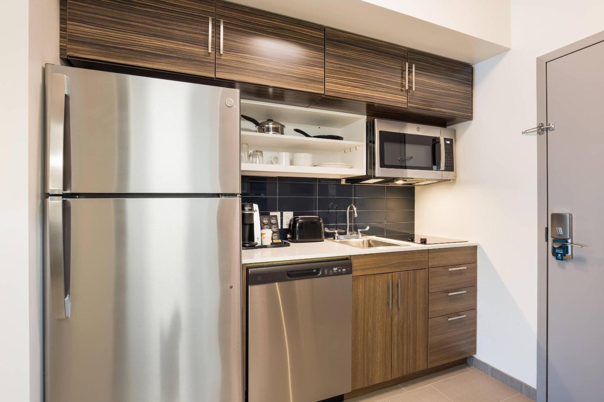 King Suite Sofabed Kitchenette 1st Floor or Pet Friendly