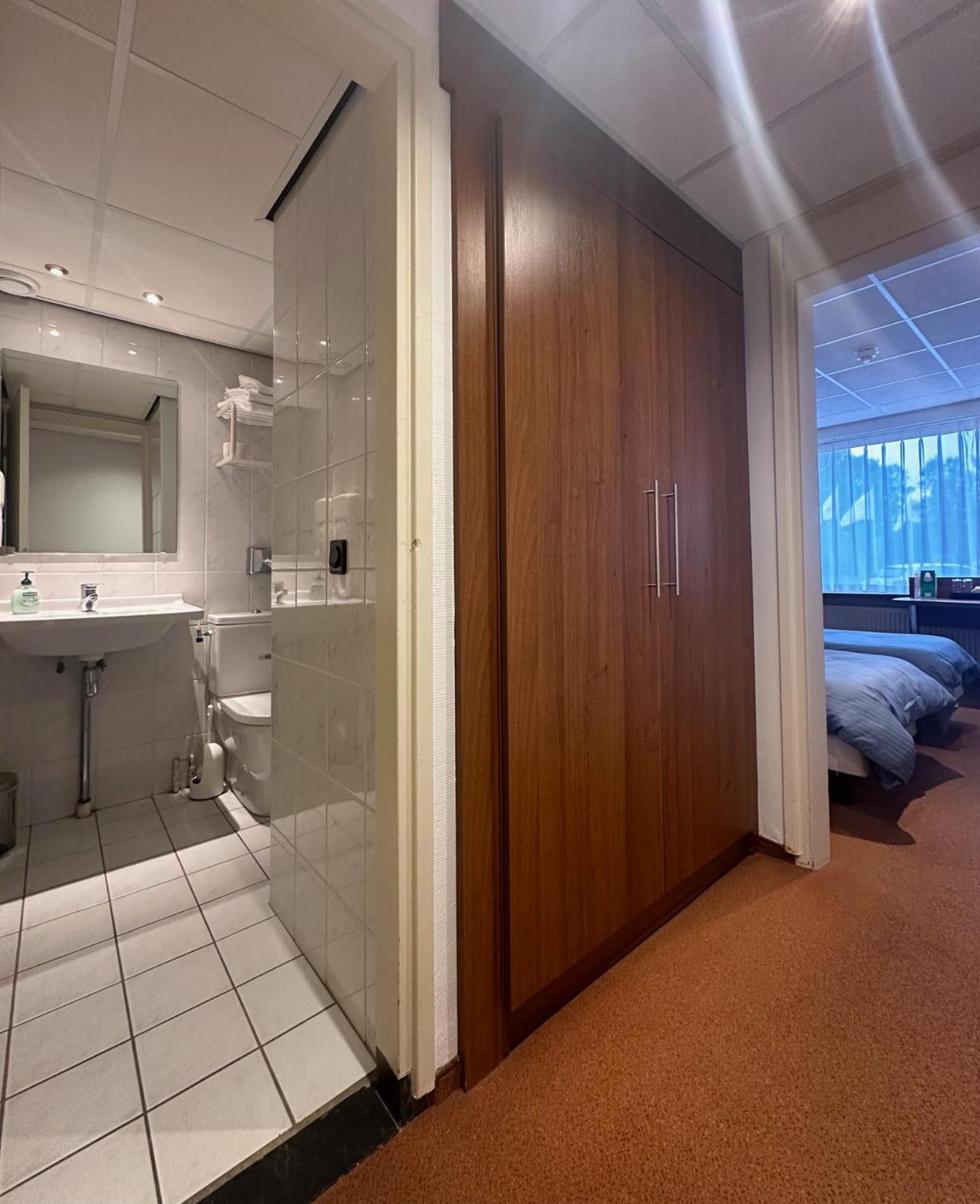 Deluxe Double Room Shower