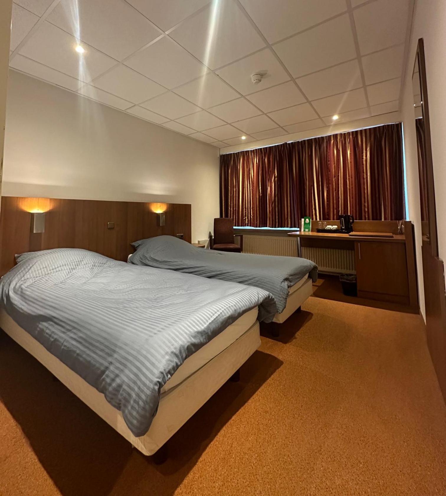 Deluxe Double Room Shower