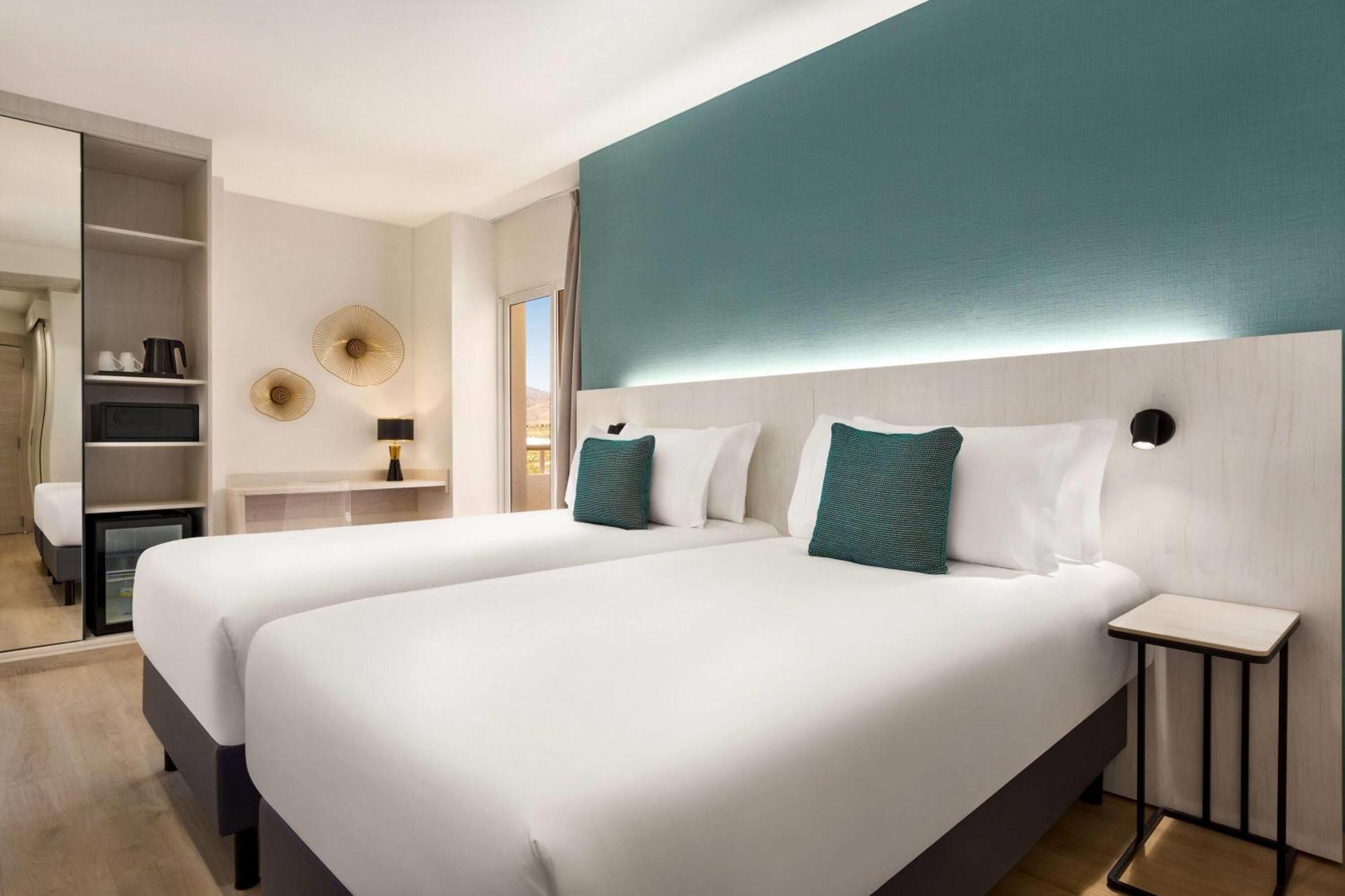 Single Beds Deluxe Room Mountain view