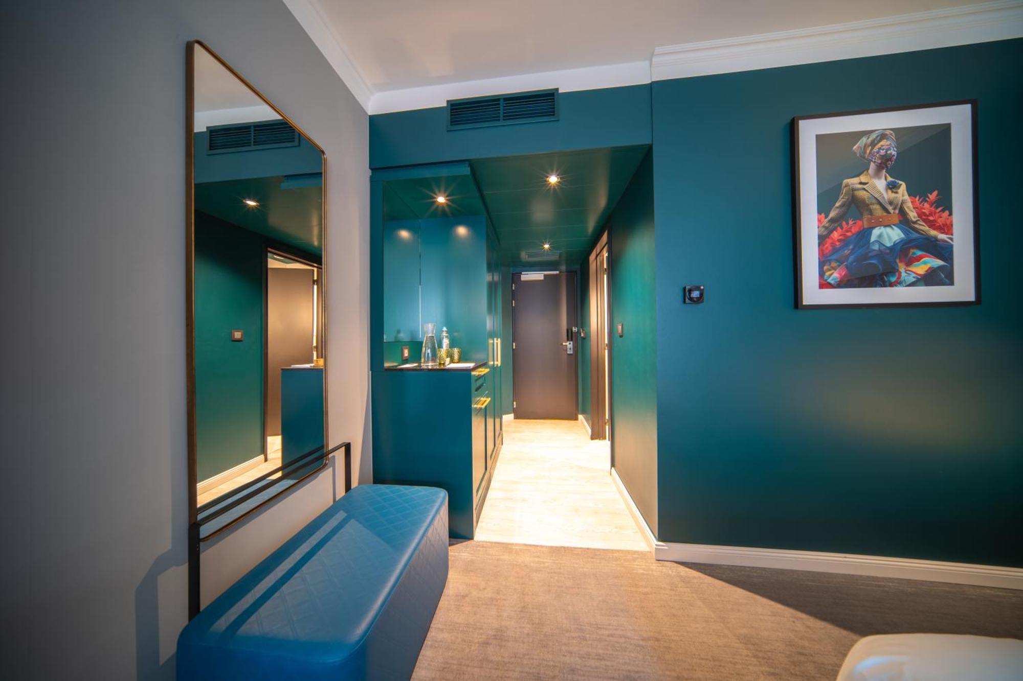 Superior King Room City side