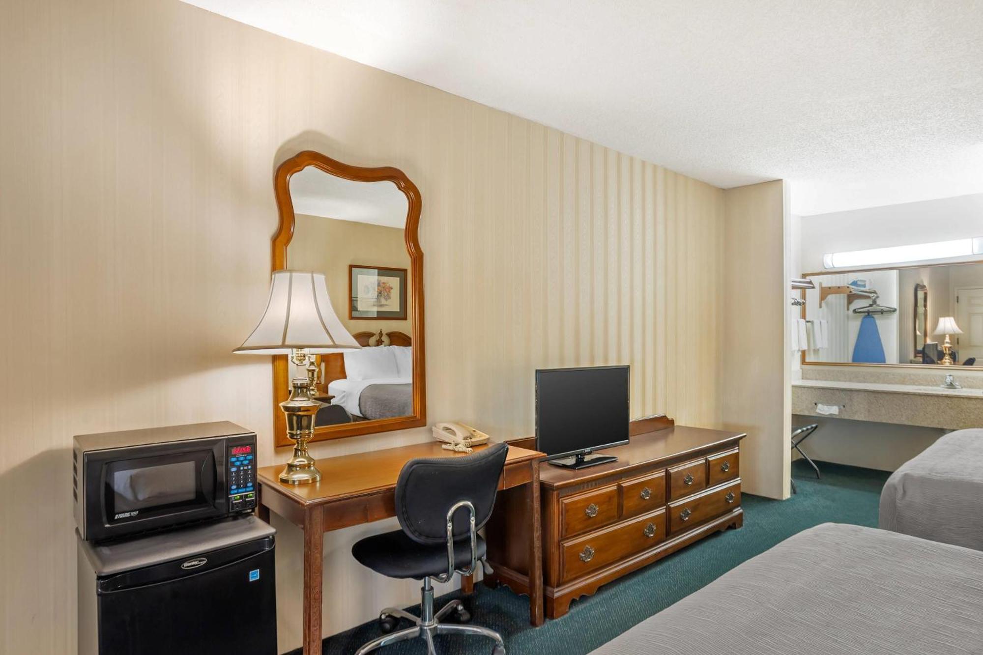 Queen Room Two Queen Beds 2nd Floor or Pet Friendly