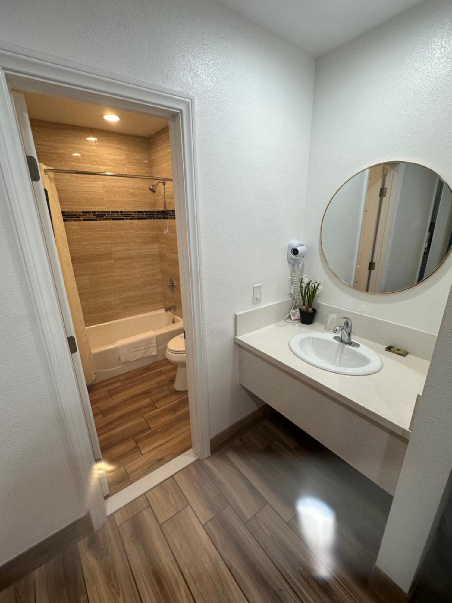 Deluxe Queen Suite