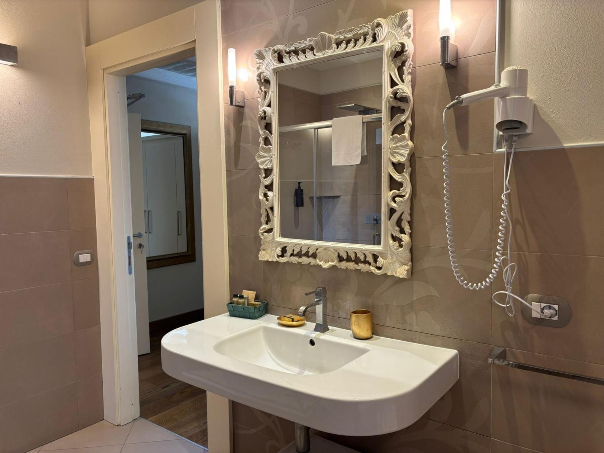 Deluxe Junior Suite Balcony Lake View