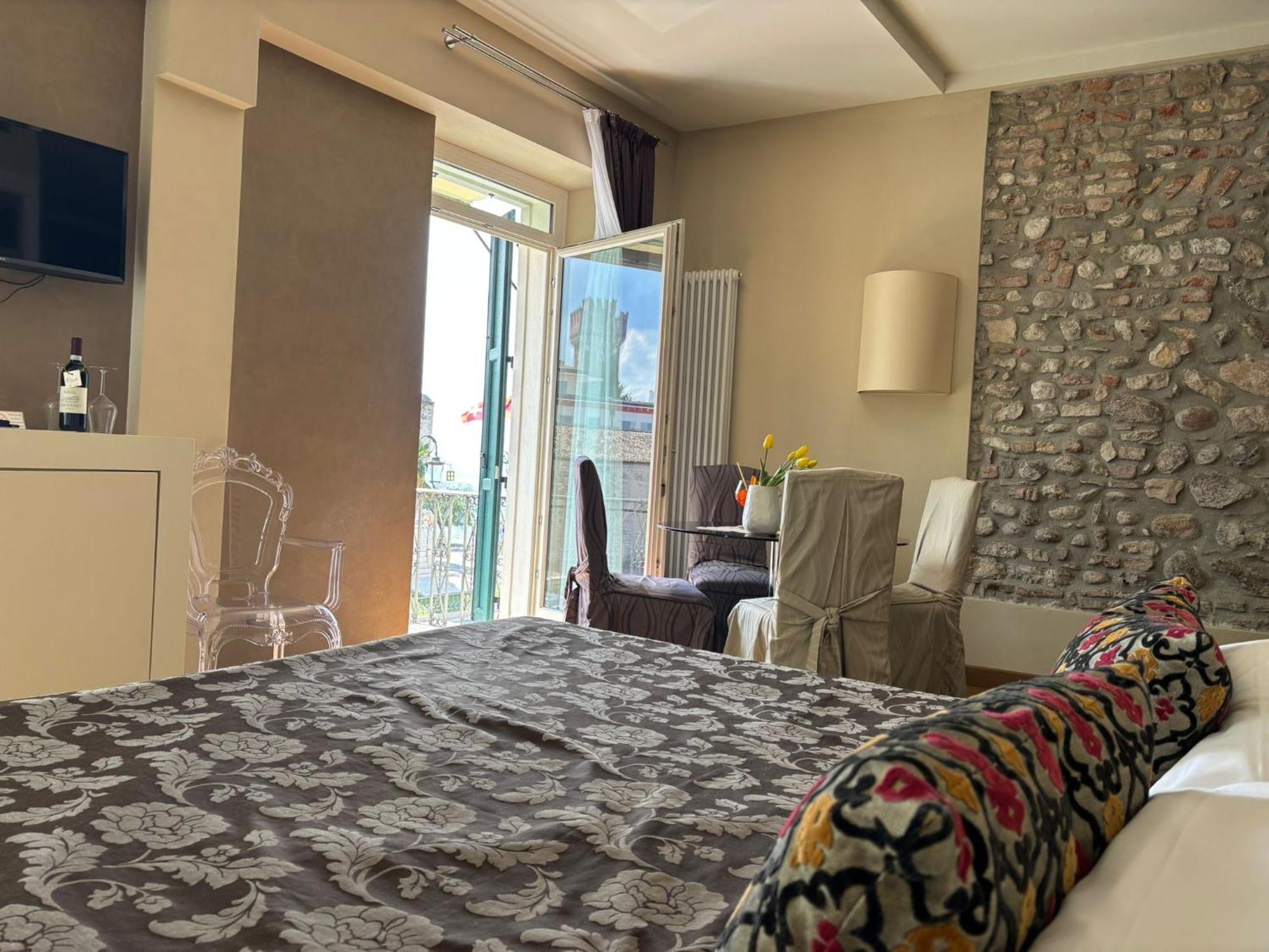 Deluxe Junior Suite Balcony Lake View
