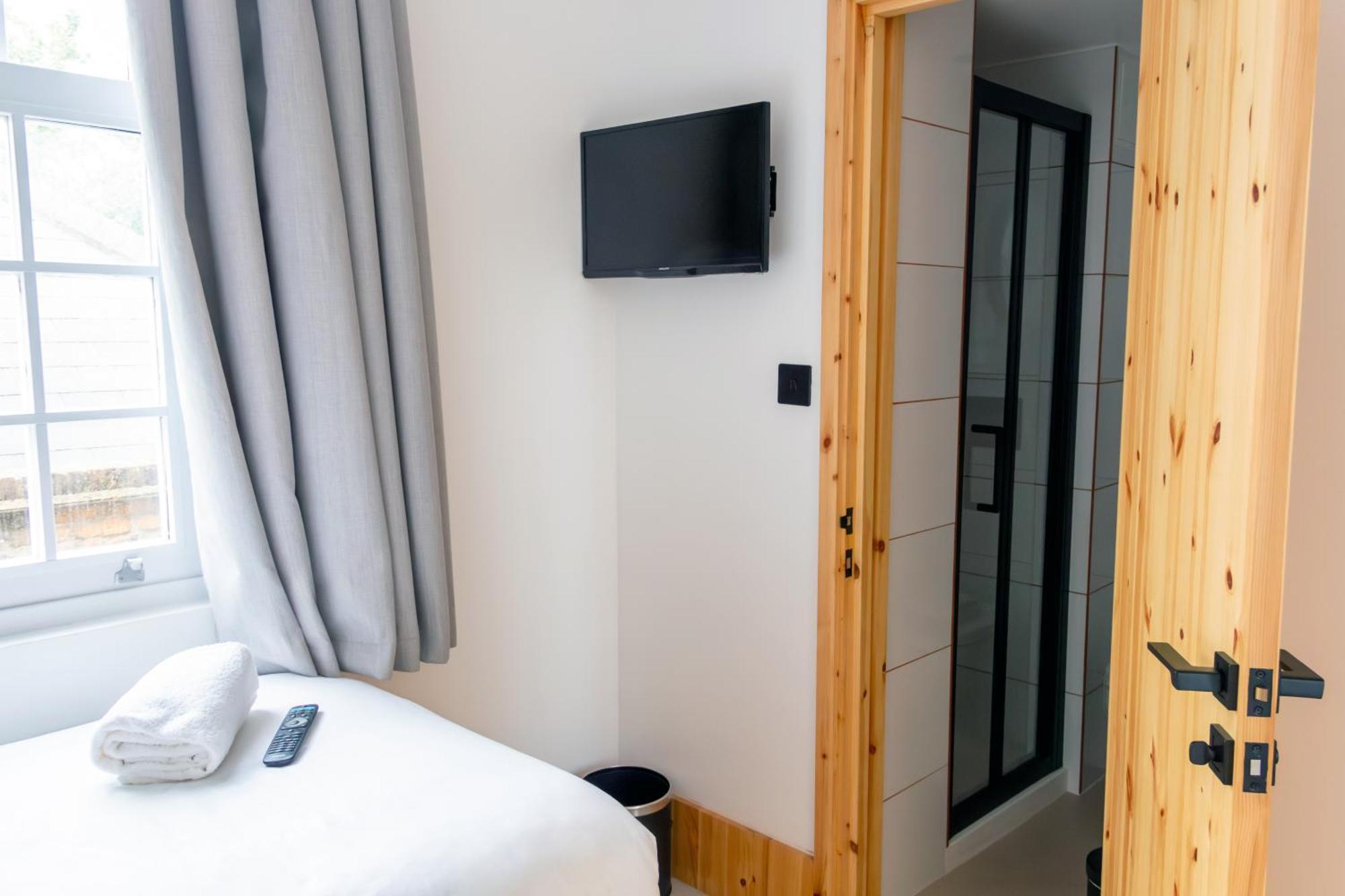 Single Room Window,1703581710:JPEG