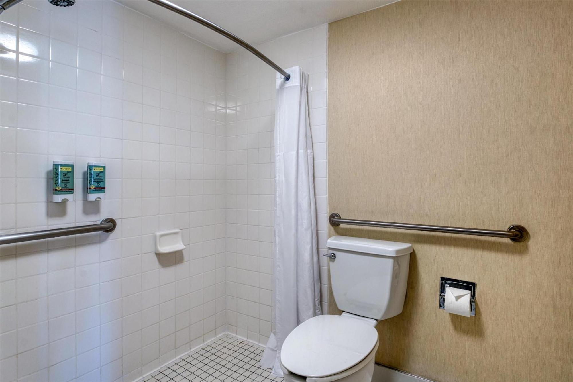 Queen Room with Roll-In Shower - Disability Access/Non-Smoking,1704896029:JPEG