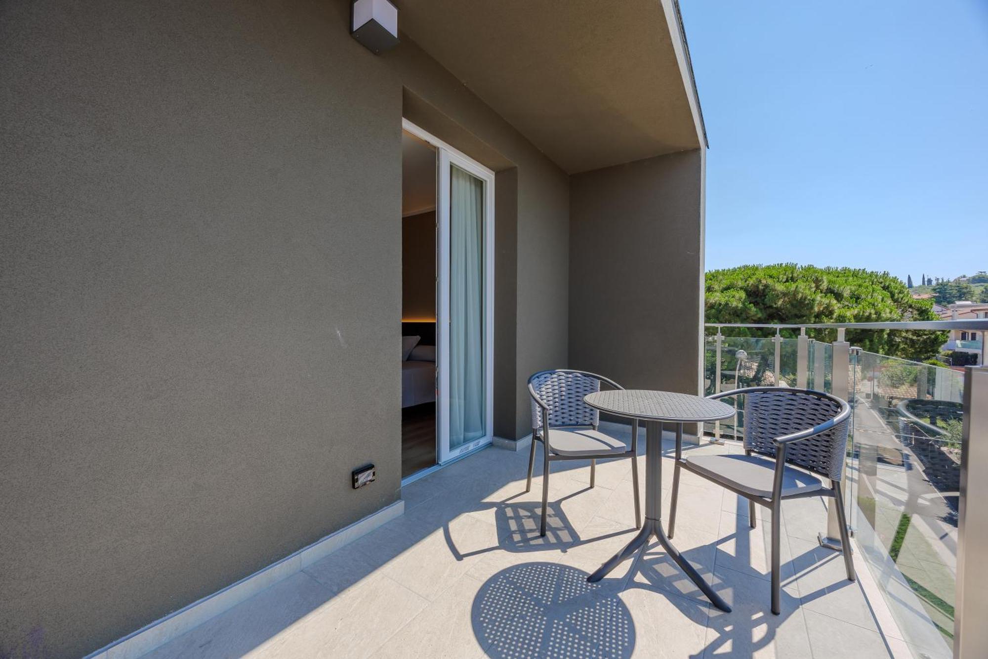 Double or Twin Room Side Lake View