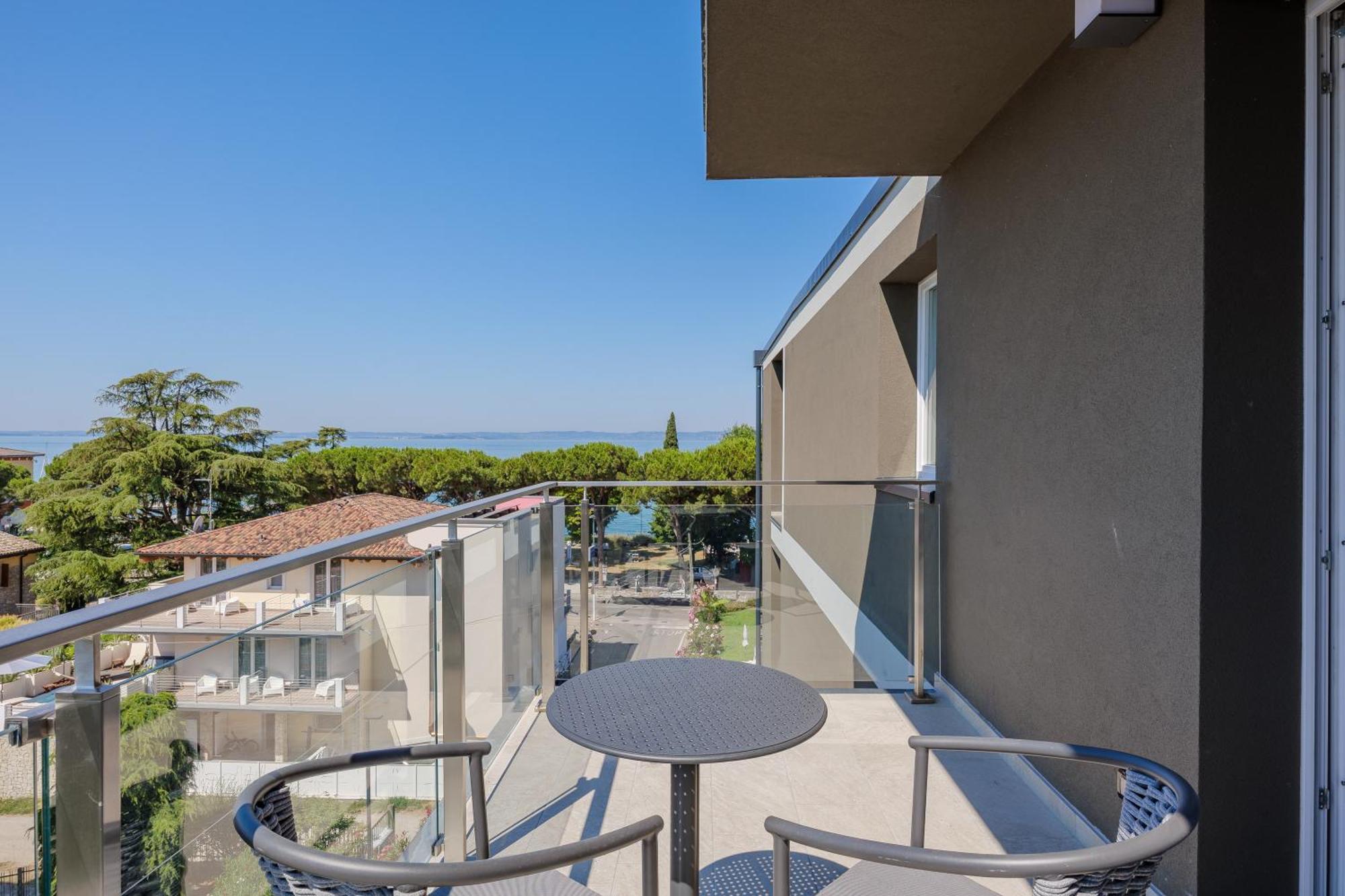 Double or Twin Room Side Lake View