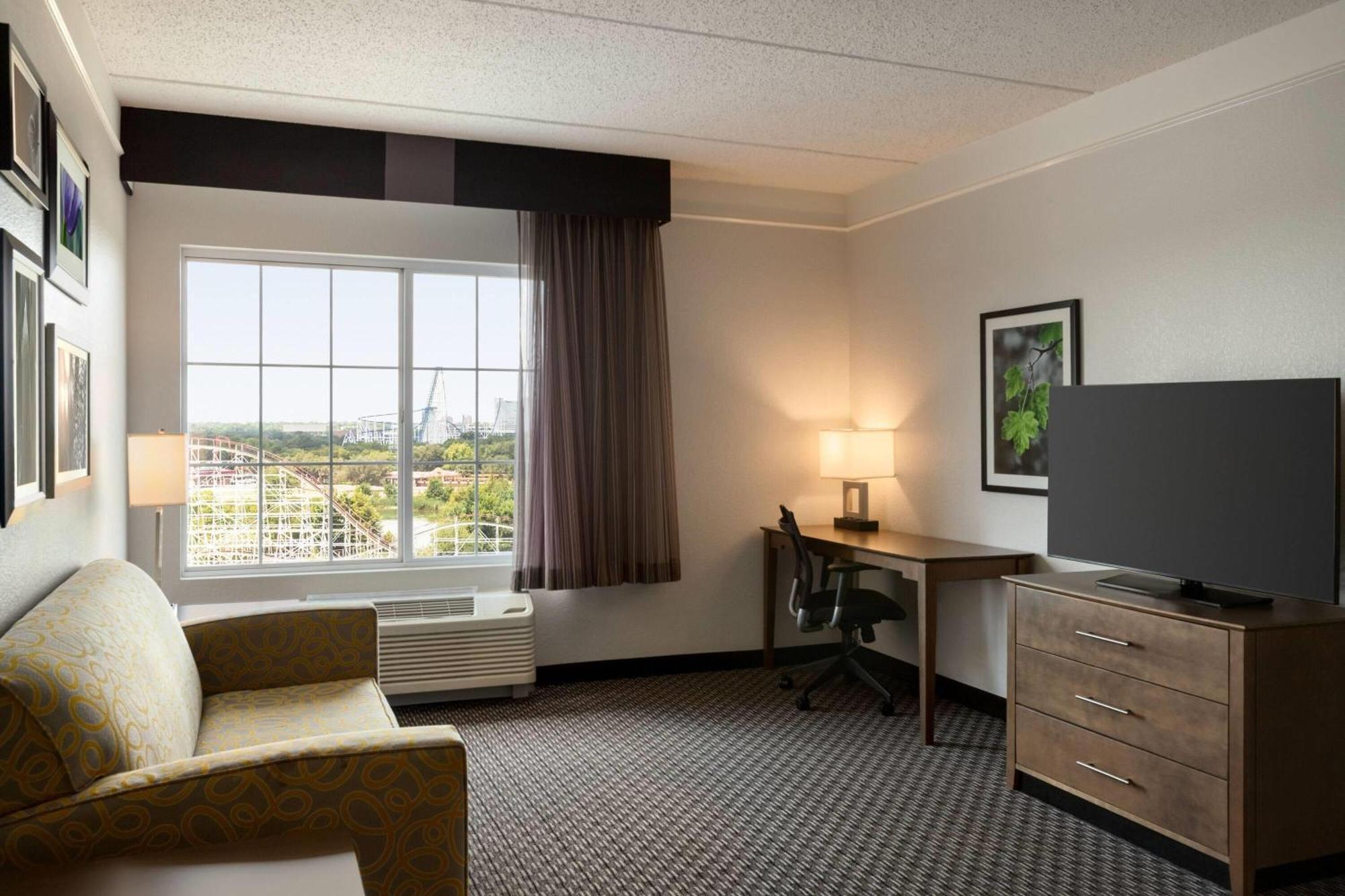 Deluxe Family Suite Park or Pool View Non-Smoking,1704954082:JPEG