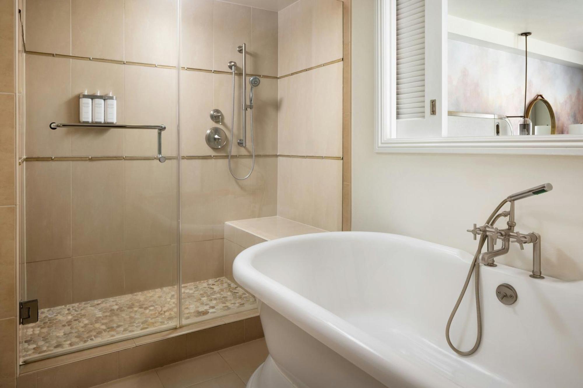 King Suite with Sofa Bed and Pool View,1704966799:JPEG