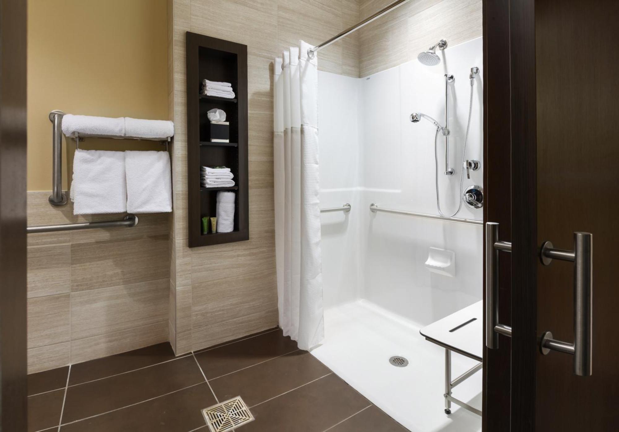 Queen Accessible Roll Shower,1638499846:JPEG
