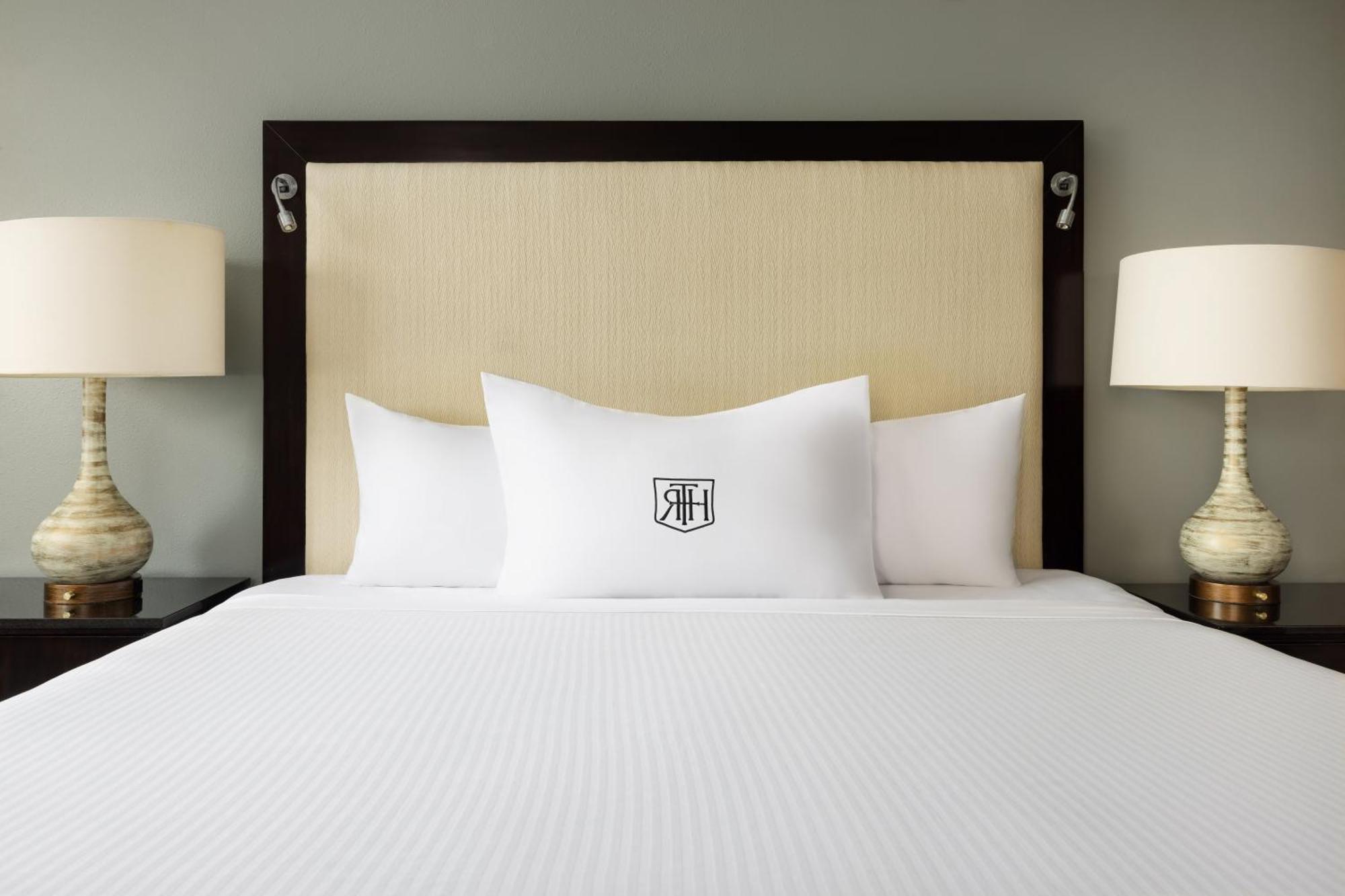 Deluxe Room 1 King Bed