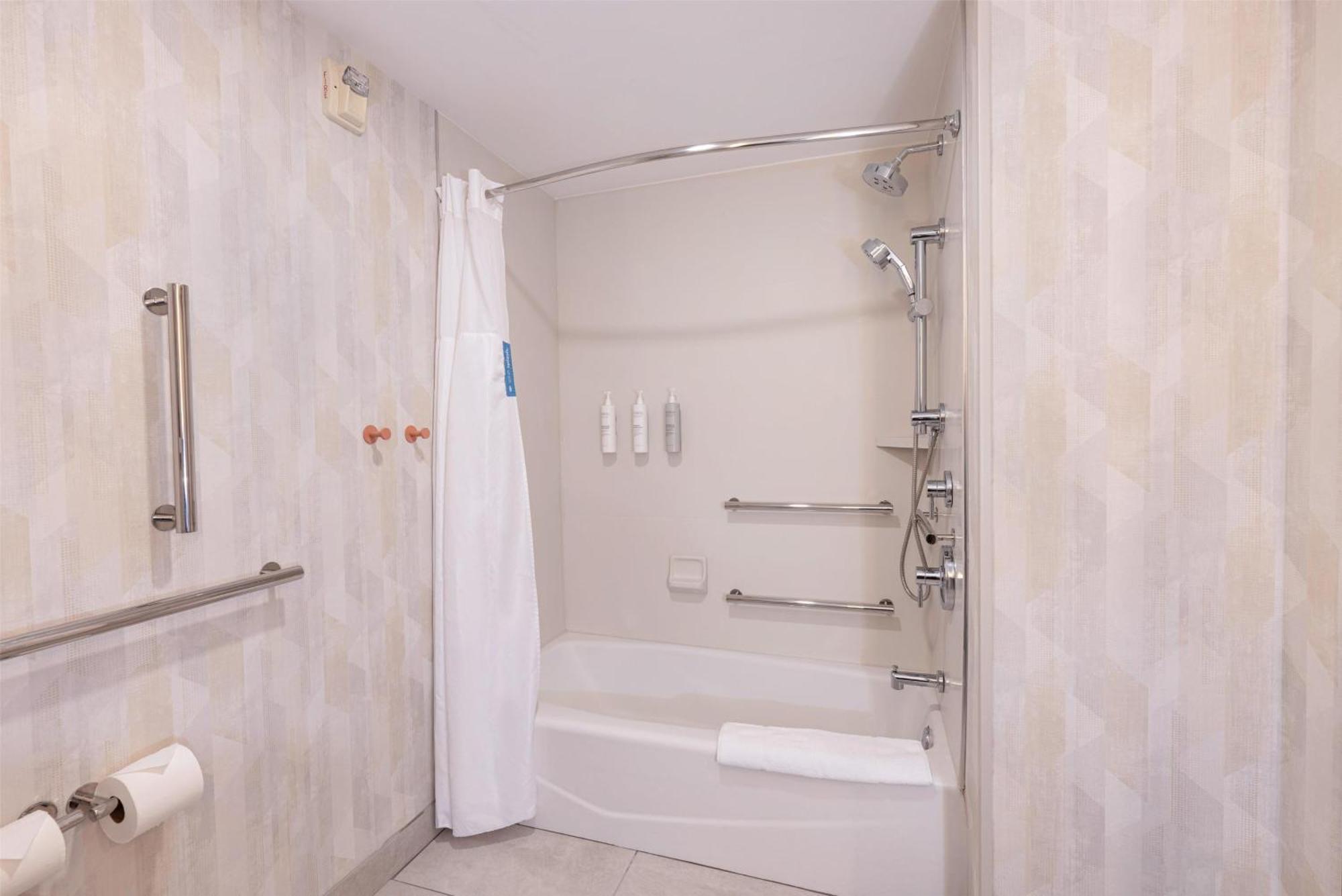King Room with Accessible Tub - Mobility and Hearing Access/Non-Smoking