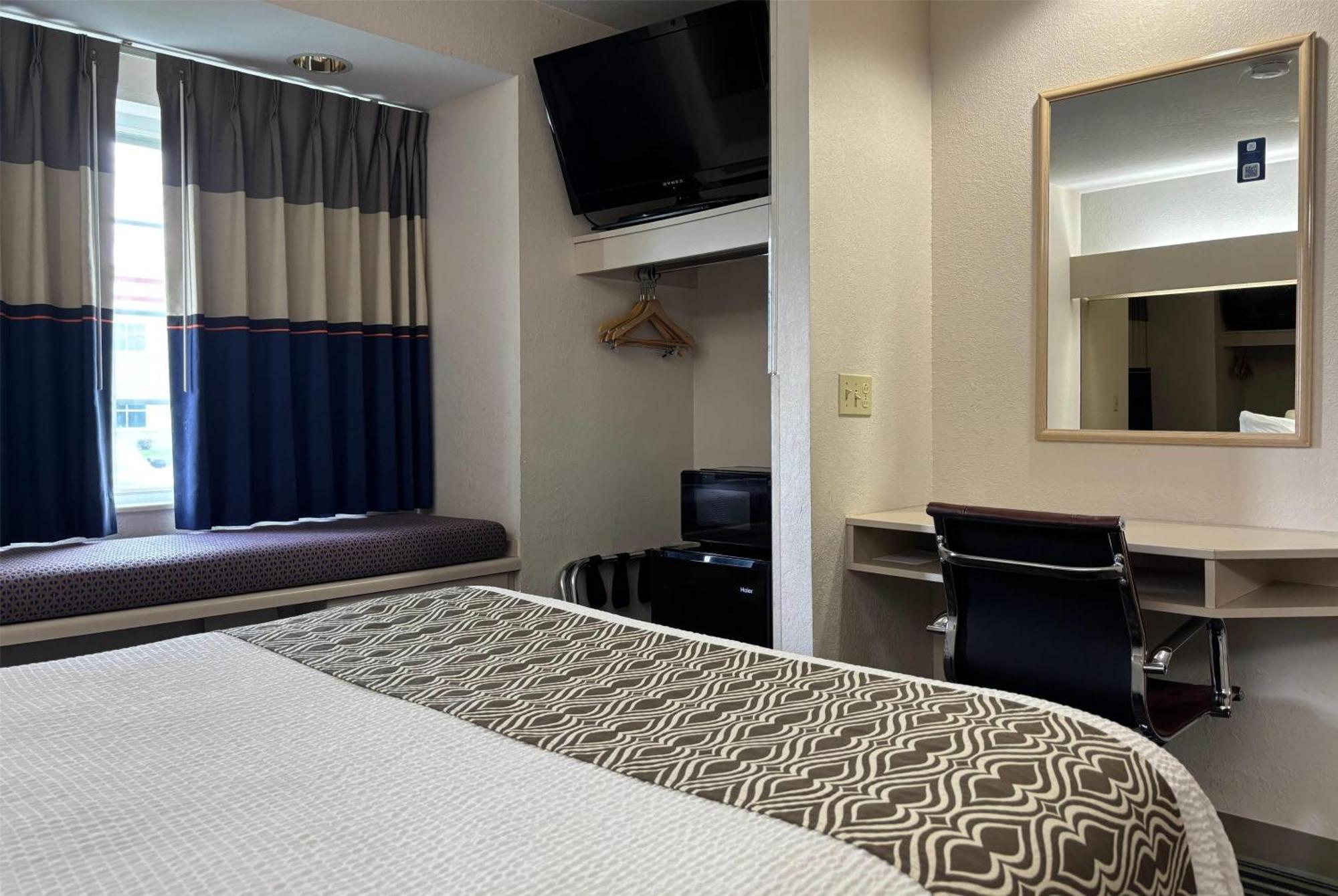 Queen Room One Queen Bed Non-Smoking